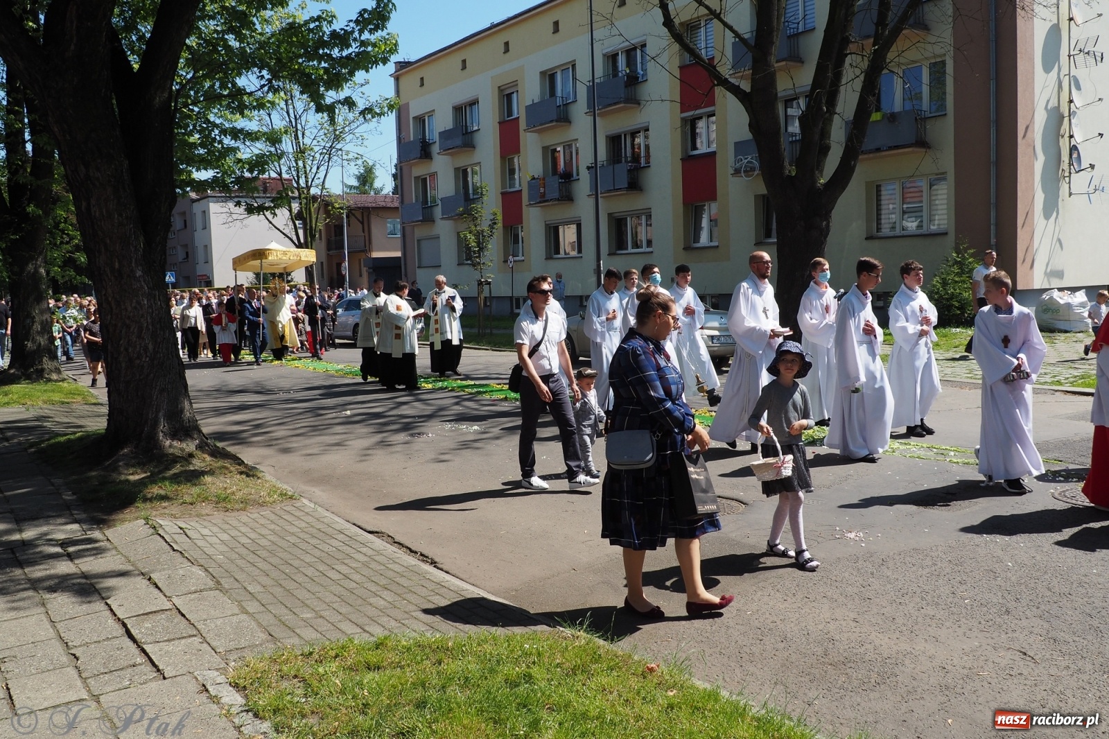 Zdjęcie w galerii na portalu naszraciborz.pl: Słoneczna trasa Bożego Ciała w parafii NSPJ w Raciborzu wiadomości z regionu