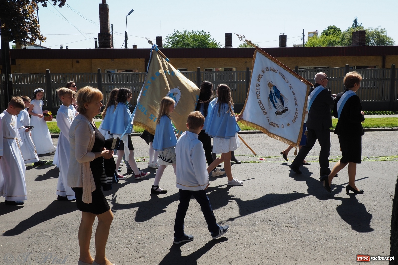 Zdjęcie w galerii na portalu naszraciborz.pl: Słoneczna trasa Bożego Ciała w parafii NSPJ w Raciborzu wiadomości z regionu