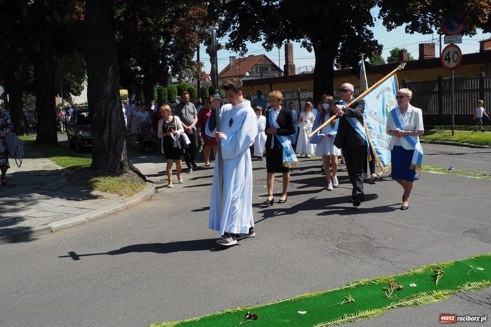 Zdjęcie w galerii na portalu naszraciborz.pl: Słoneczna trasa Bożego Ciała w parafii NSPJ w Raciborzu wiadomości z regionu
