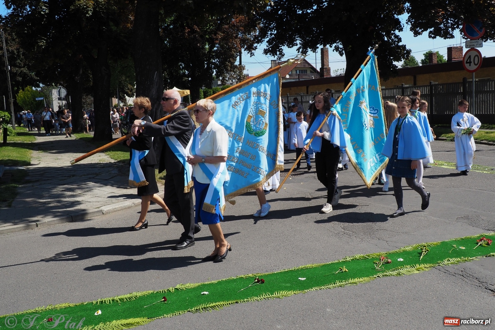 Zdjęcie w galerii na portalu naszraciborz.pl: Słoneczna trasa Bożego Ciała w parafii NSPJ w Raciborzu wiadomości z regionu