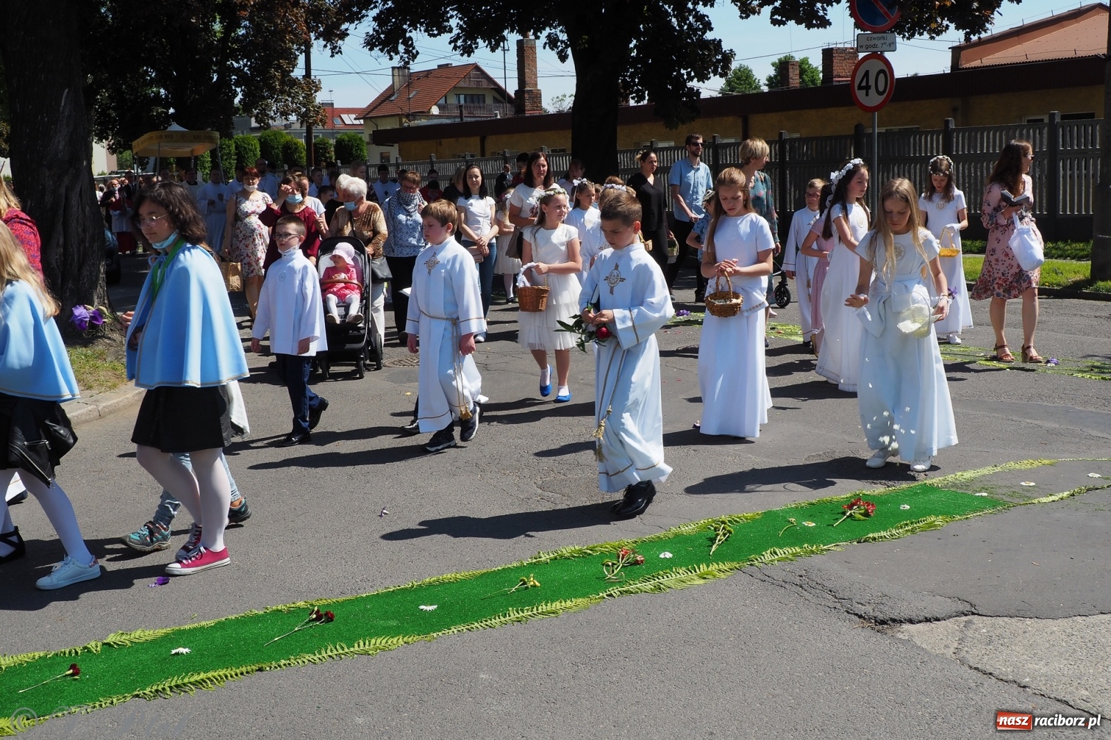 Zdjęcie w galerii na portalu naszraciborz.pl: Słoneczna trasa Bożego Ciała w parafii NSPJ w Raciborzu wiadomości z regionu