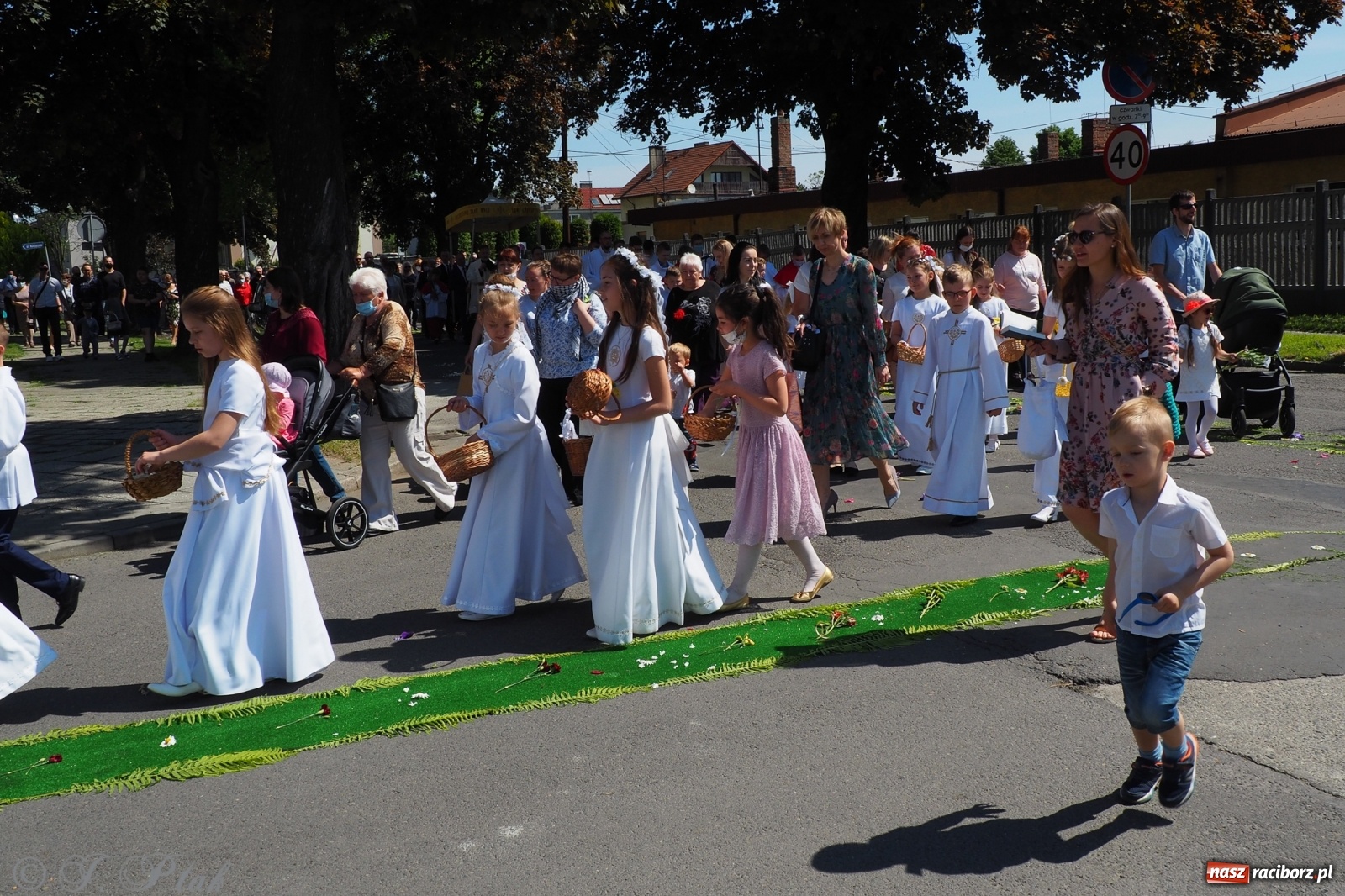 Zdjęcie w galerii na portalu naszraciborz.pl: Słoneczna trasa Bożego Ciała w parafii NSPJ w Raciborzu wiadomości z regionu