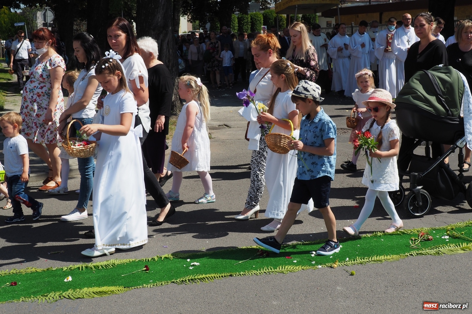 Zdjęcie w galerii na portalu naszraciborz.pl: Słoneczna trasa Bożego Ciała w parafii NSPJ w Raciborzu wiadomości z regionu