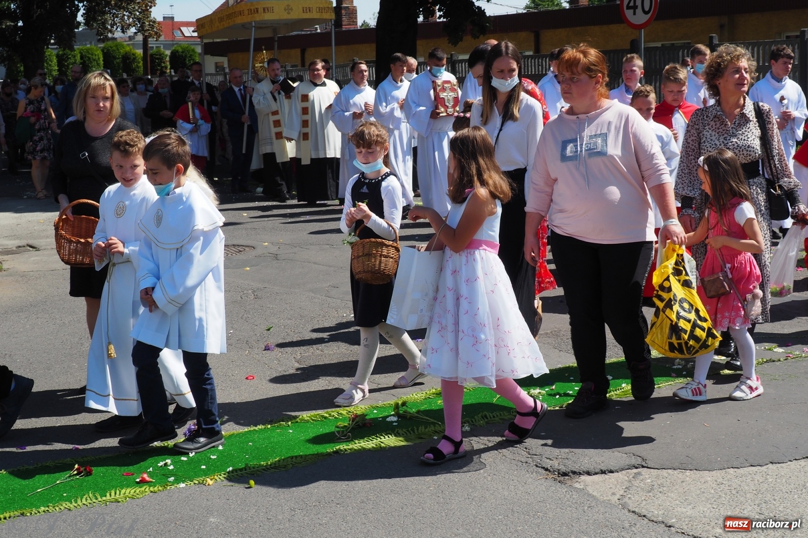 Zdjęcie w galerii na portalu naszraciborz.pl: Słoneczna trasa Bożego Ciała w parafii NSPJ w Raciborzu wiadomości z regionu