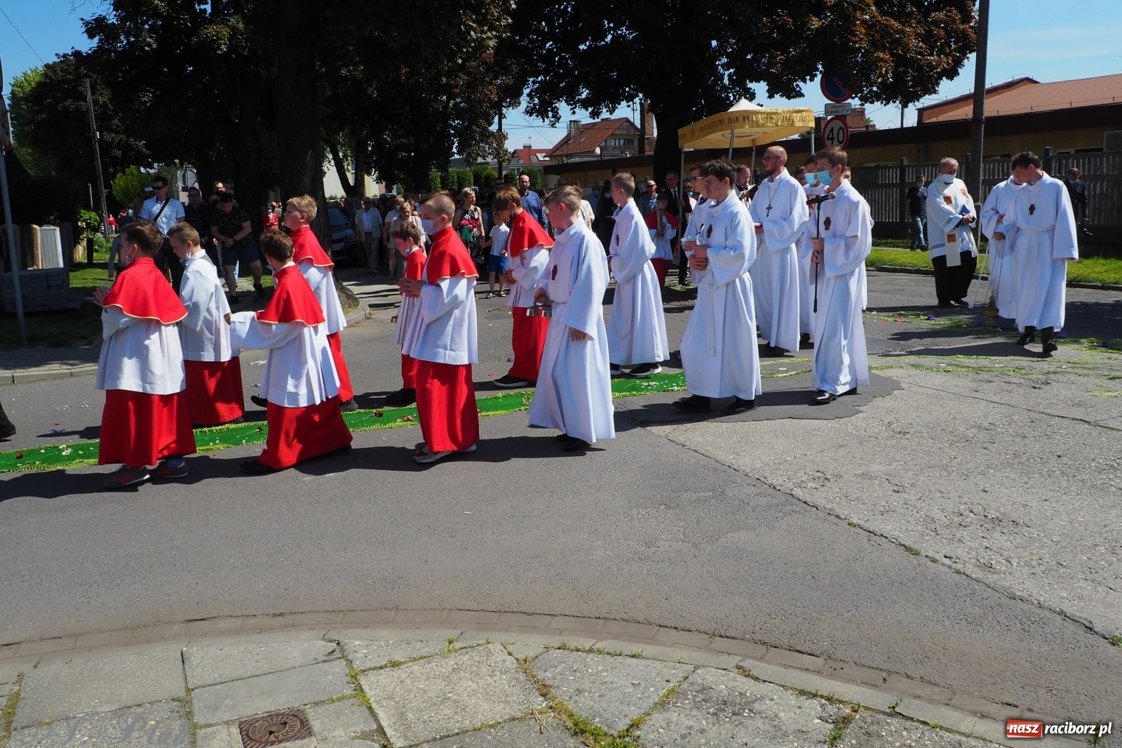 Zdjęcie w galerii na portalu naszraciborz.pl: Słoneczna trasa Bożego Ciała w parafii NSPJ w Raciborzu wiadomości z regionu