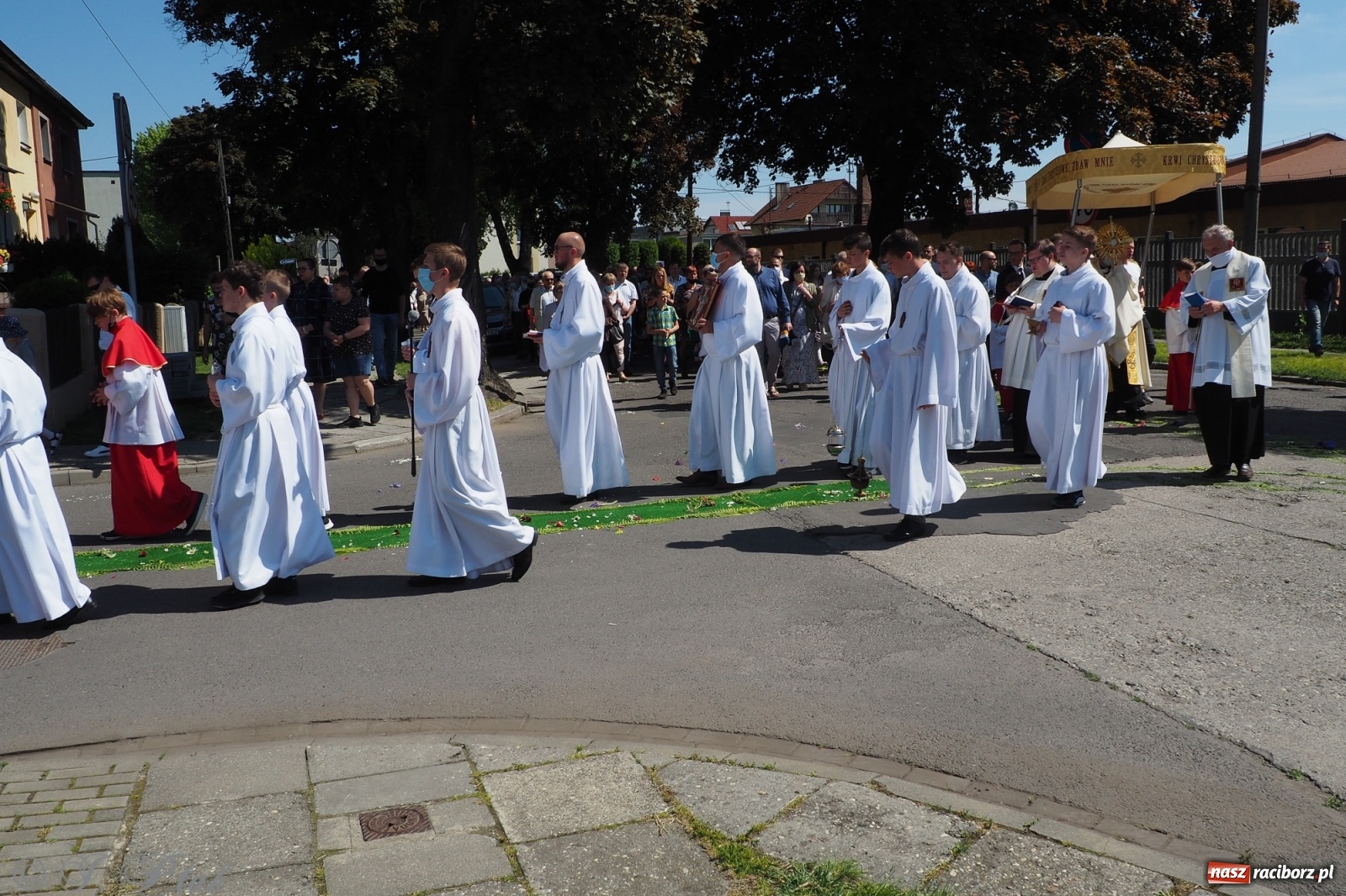 Zdjęcie w galerii na portalu naszraciborz.pl: Słoneczna trasa Bożego Ciała w parafii NSPJ w Raciborzu wiadomości z regionu