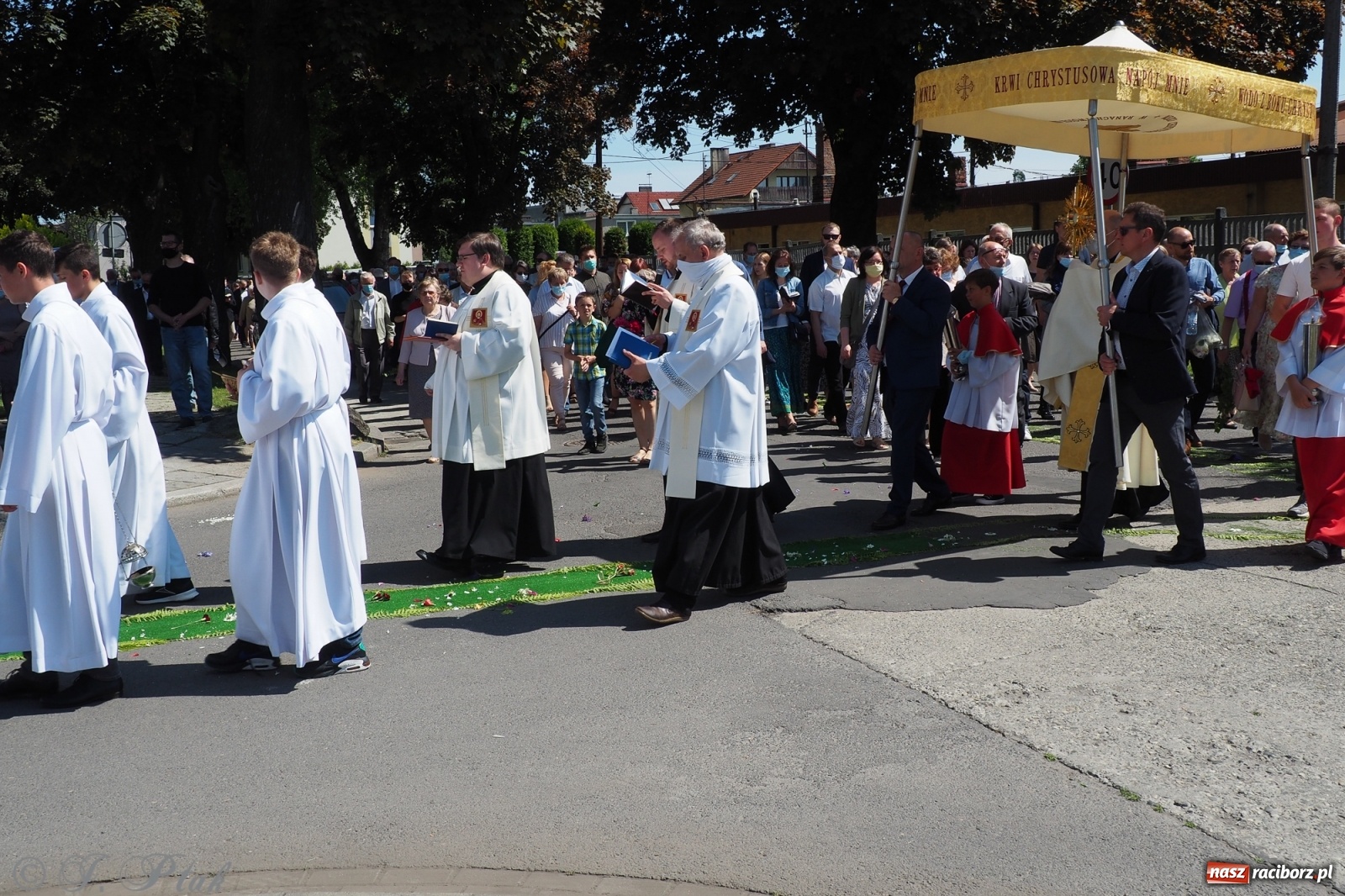 Zdjęcie w galerii na portalu naszraciborz.pl: Słoneczna trasa Bożego Ciała w parafii NSPJ w Raciborzu wiadomości z regionu
