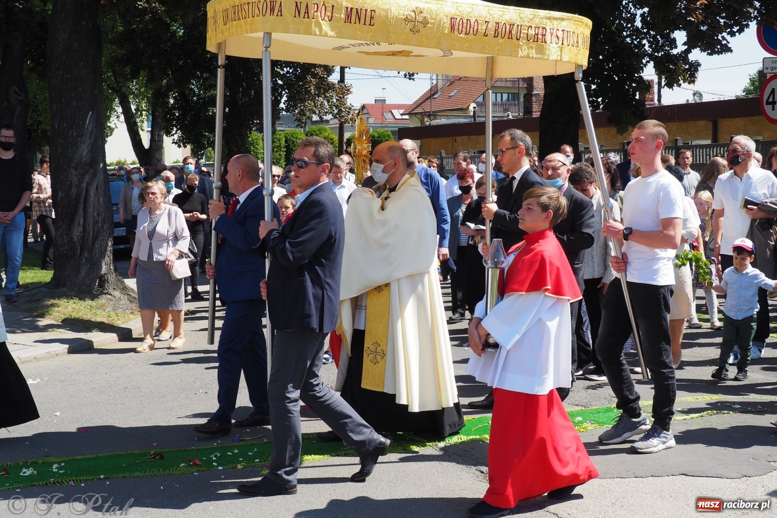 Zdjęcie w galerii na portalu naszraciborz.pl: Słoneczna trasa Bożego Ciała w parafii NSPJ w Raciborzu wiadomości z regionu