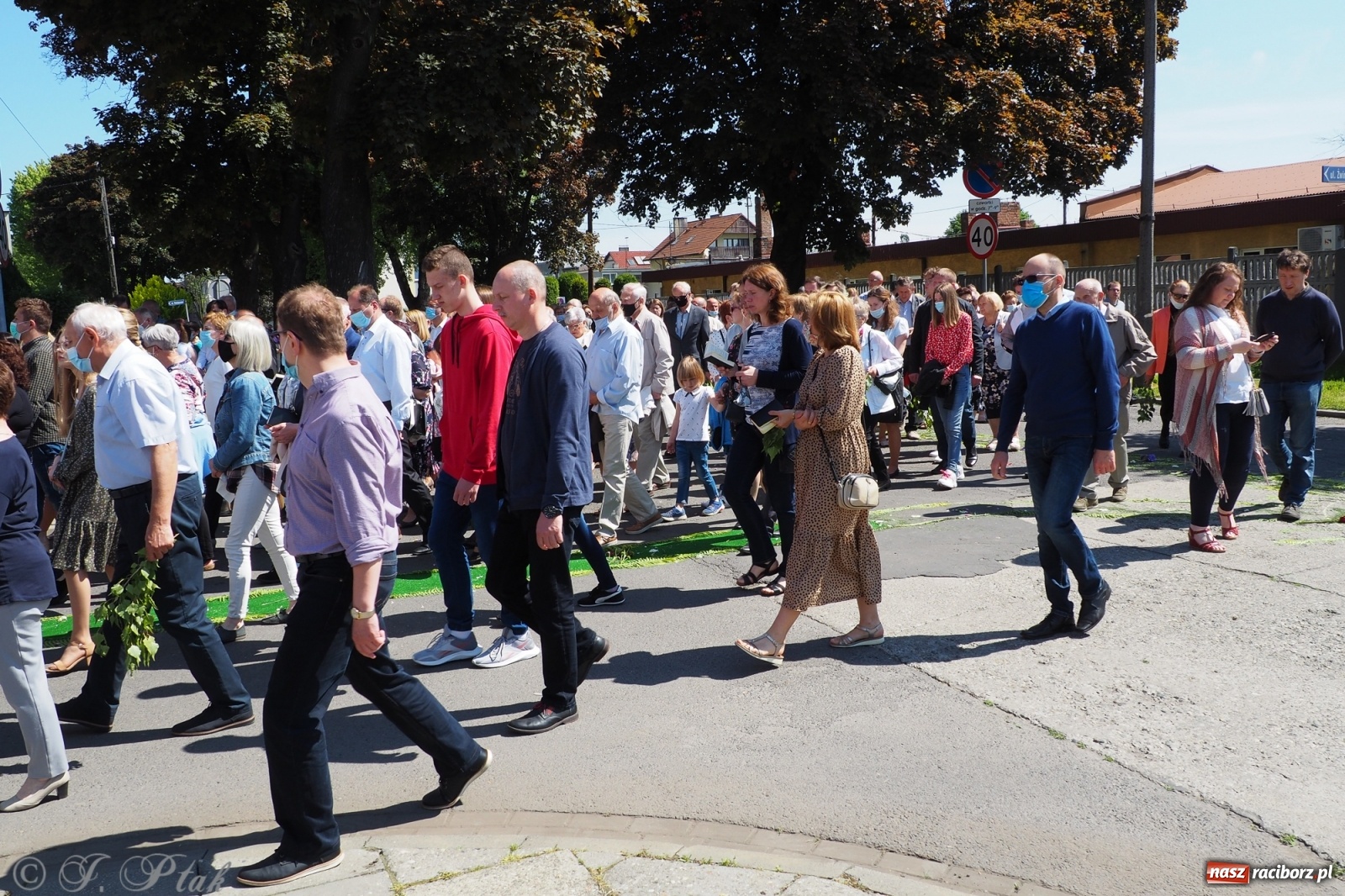 Zdjęcie w galerii na portalu naszraciborz.pl: Słoneczna trasa Bożego Ciała w parafii NSPJ w Raciborzu wiadomości z regionu