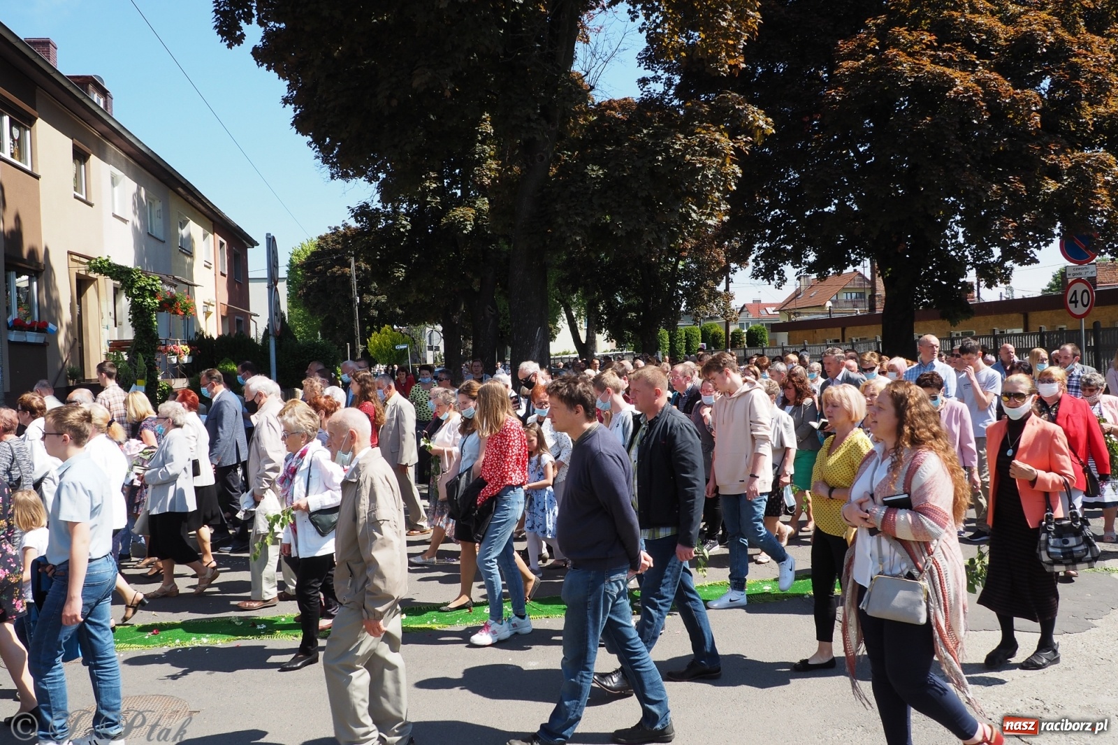 Zdjęcie w galerii na portalu naszraciborz.pl: Słoneczna trasa Bożego Ciała w parafii NSPJ w Raciborzu wiadomości z regionu