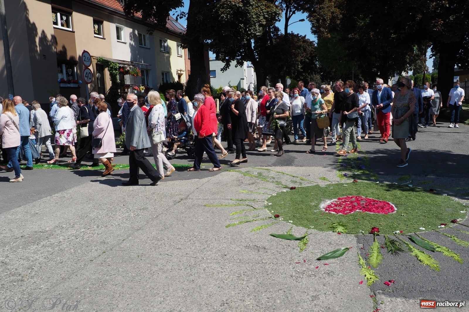 Zdjęcie w galerii na portalu naszraciborz.pl: Słoneczna trasa Bożego Ciała w parafii NSPJ w Raciborzu wiadomości z regionu