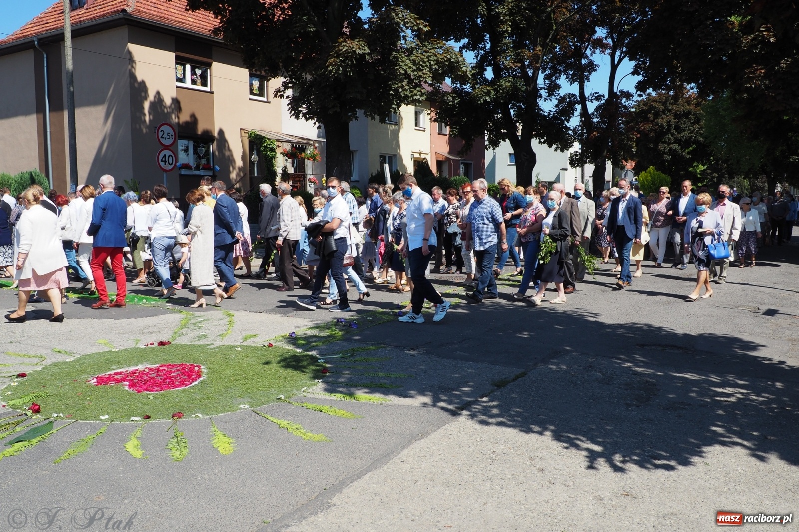Zdjęcie w galerii na portalu naszraciborz.pl: Słoneczna trasa Bożego Ciała w parafii NSPJ w Raciborzu wiadomości z regionu
