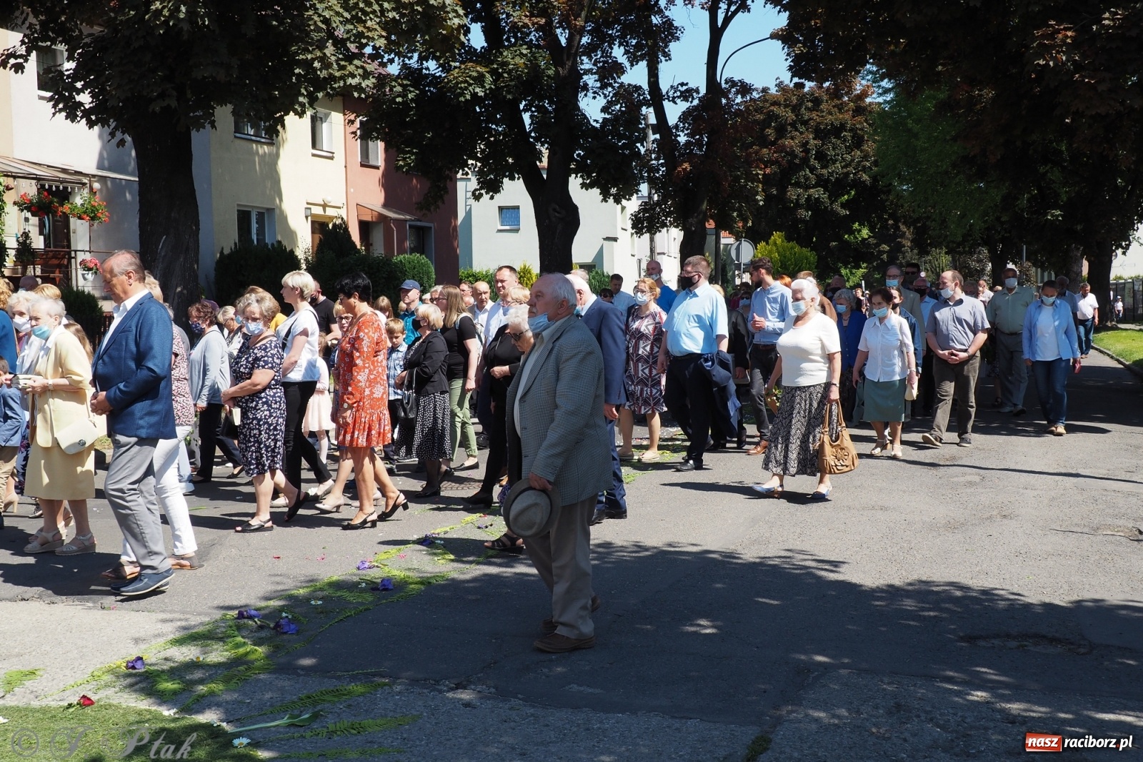 Zdjęcie w galerii na portalu naszraciborz.pl: Słoneczna trasa Bożego Ciała w parafii NSPJ w Raciborzu wiadomości z regionu