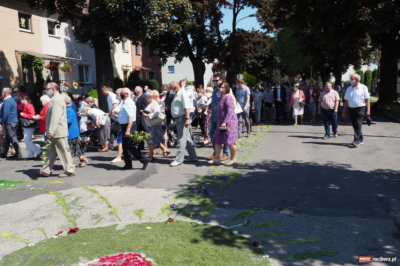 Zdjęcie w galerii na portalu naszraciborz.pl: Słoneczna trasa Bożego Ciała w parafii NSPJ w Raciborzu wiadomości z regionu