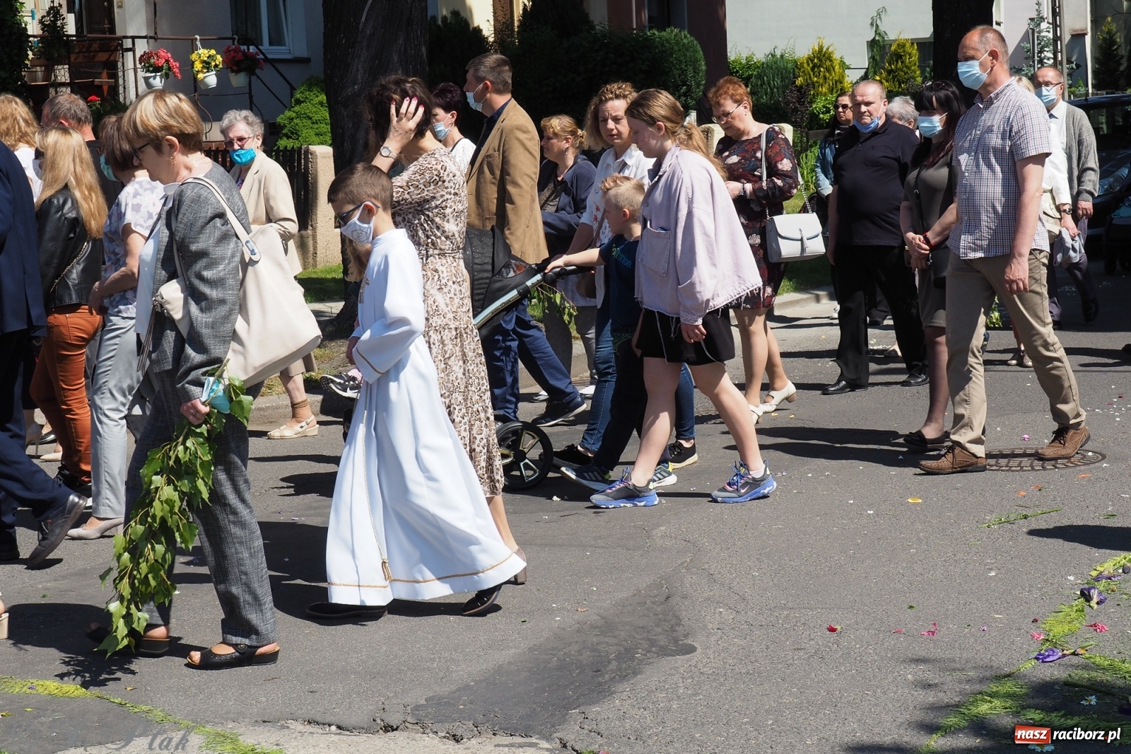 Zdjęcie w galerii na portalu naszraciborz.pl: Słoneczna trasa Bożego Ciała w parafii NSPJ w Raciborzu wiadomości z regionu