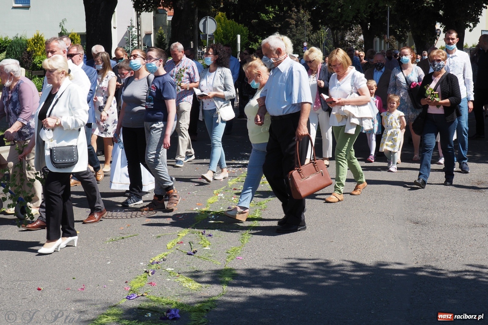 Zdjęcie w galerii na portalu naszraciborz.pl: Słoneczna trasa Bożego Ciała w parafii NSPJ w Raciborzu wiadomości z regionu