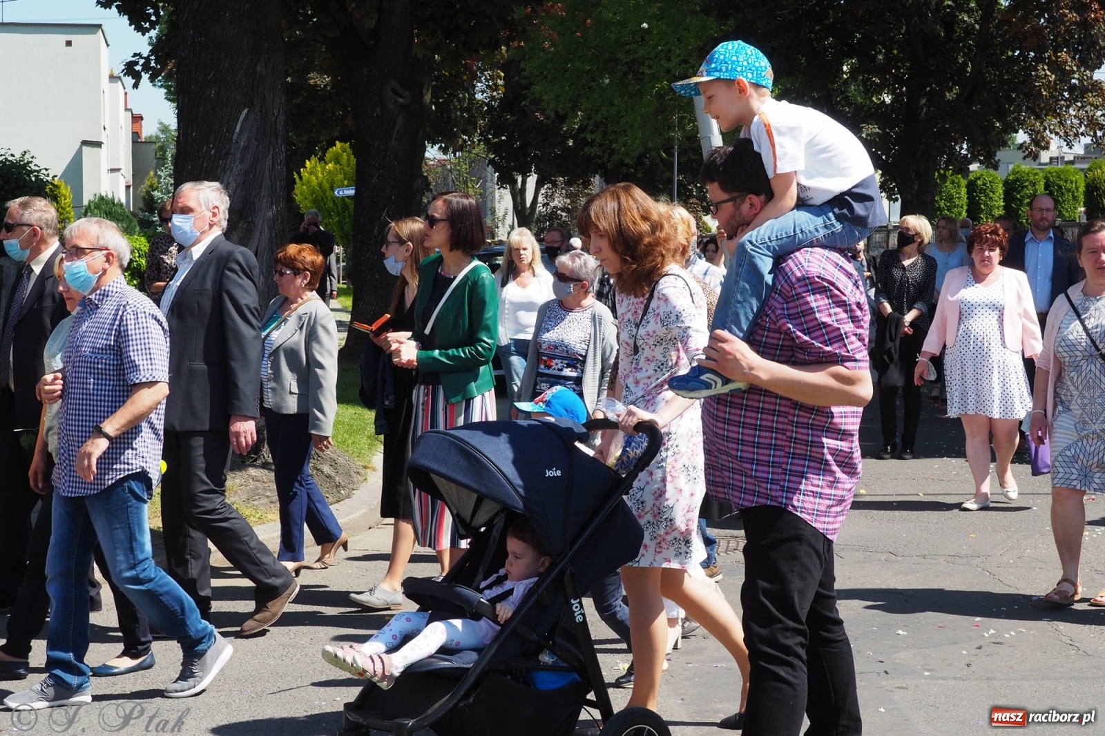 Zdjęcie w galerii na portalu naszraciborz.pl: Słoneczna trasa Bożego Ciała w parafii NSPJ w Raciborzu wiadomości z regionu