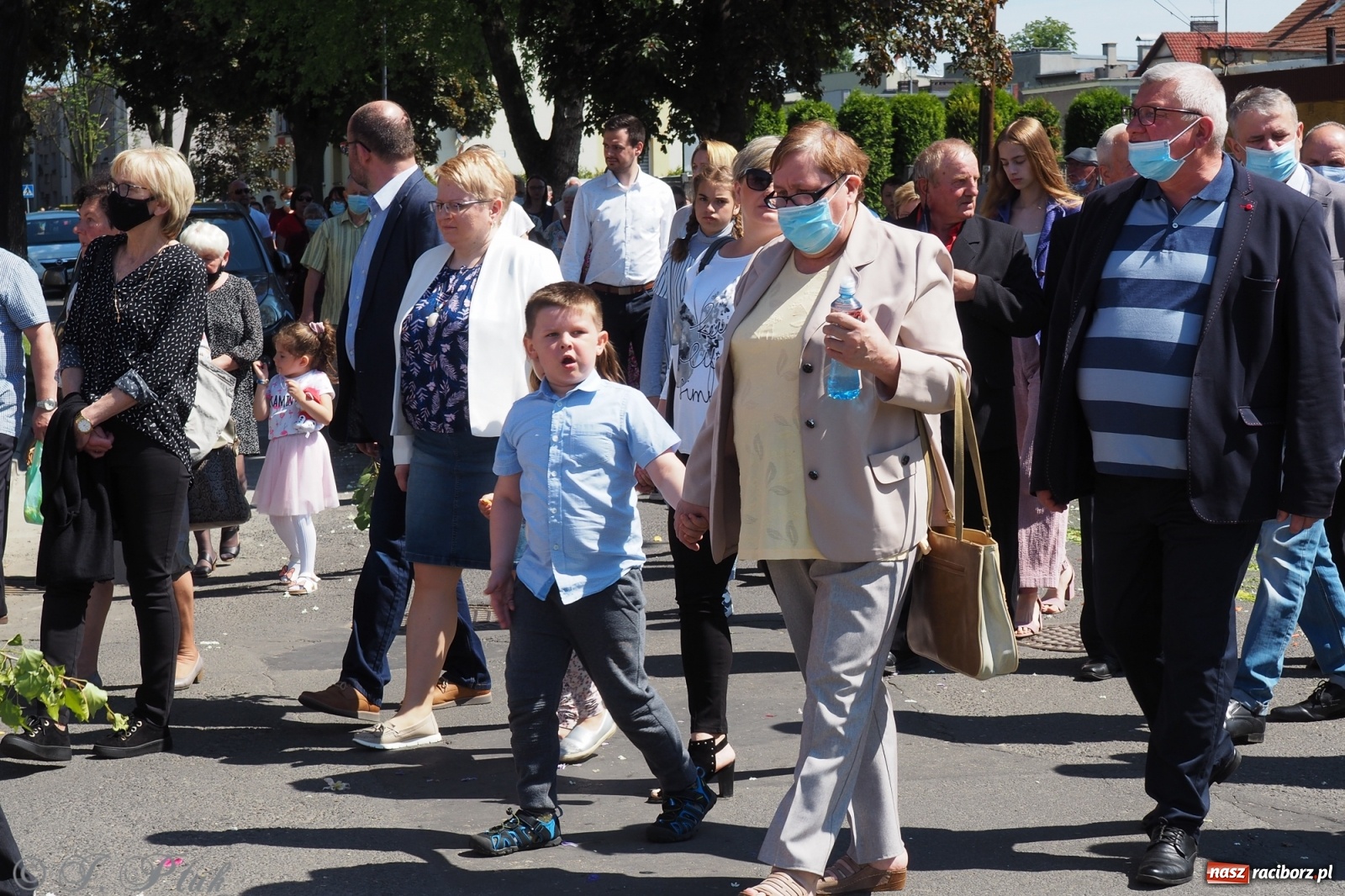 Zdjęcie w galerii na portalu naszraciborz.pl: Słoneczna trasa Bożego Ciała w parafii NSPJ w Raciborzu wiadomości z regionu