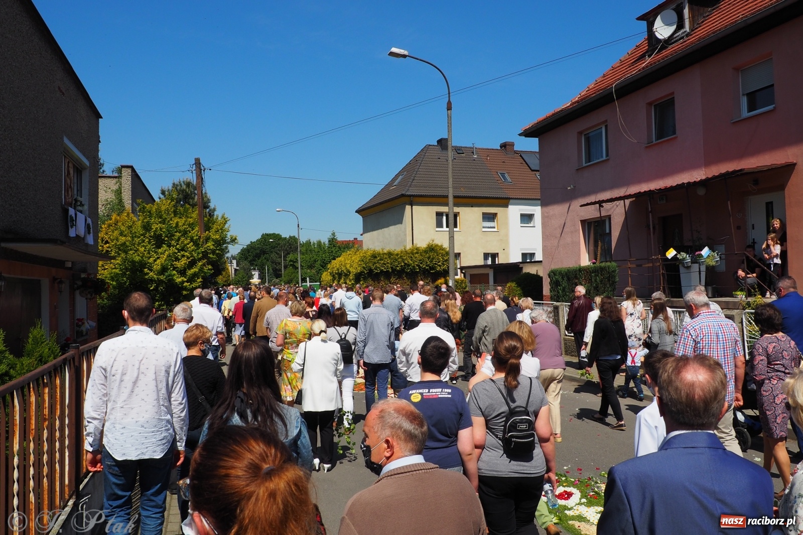 Zdjęcie w galerii na portalu naszraciborz.pl: Słoneczna trasa Bożego Ciała w parafii NSPJ w Raciborzu wiadomości z regionu