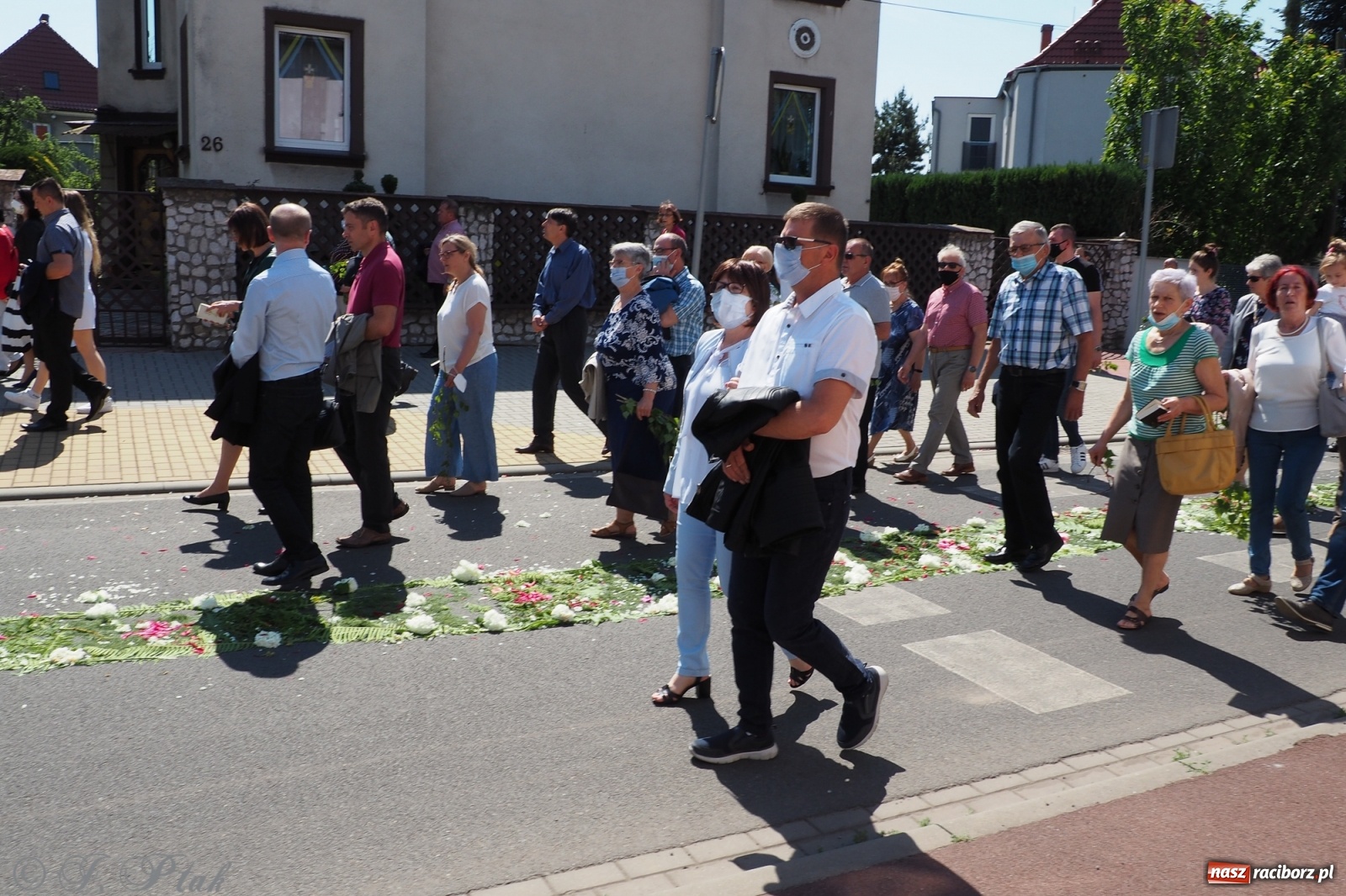 Zdjęcie w galerii na portalu naszraciborz.pl: Słoneczna trasa Bożego Ciała w parafii NSPJ w Raciborzu wiadomości z regionu
