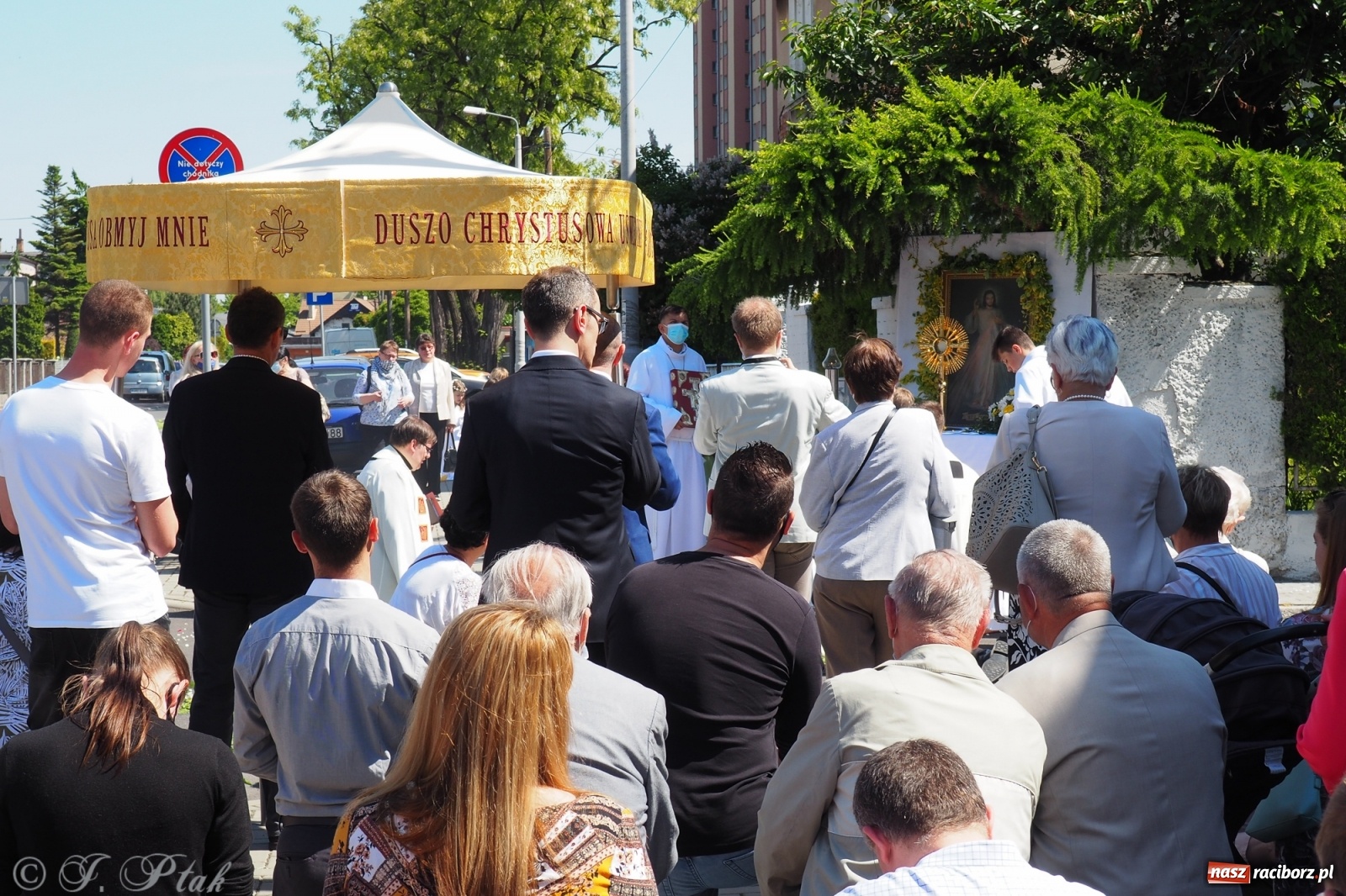 Zdjęcie w galerii na portalu naszraciborz.pl: Słoneczna trasa Bożego Ciała w parafii NSPJ w Raciborzu wiadomości z regionu