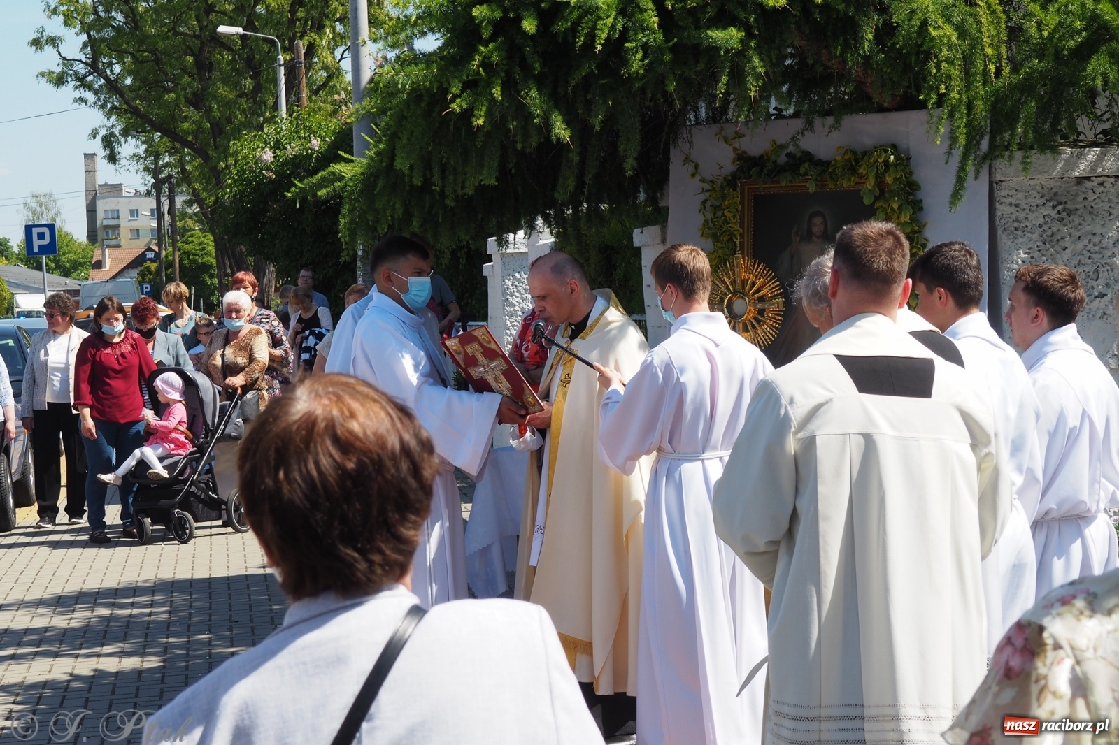 Zdjęcie w galerii na portalu naszraciborz.pl: Słoneczna trasa Bożego Ciała w parafii NSPJ w Raciborzu wiadomości z regionu