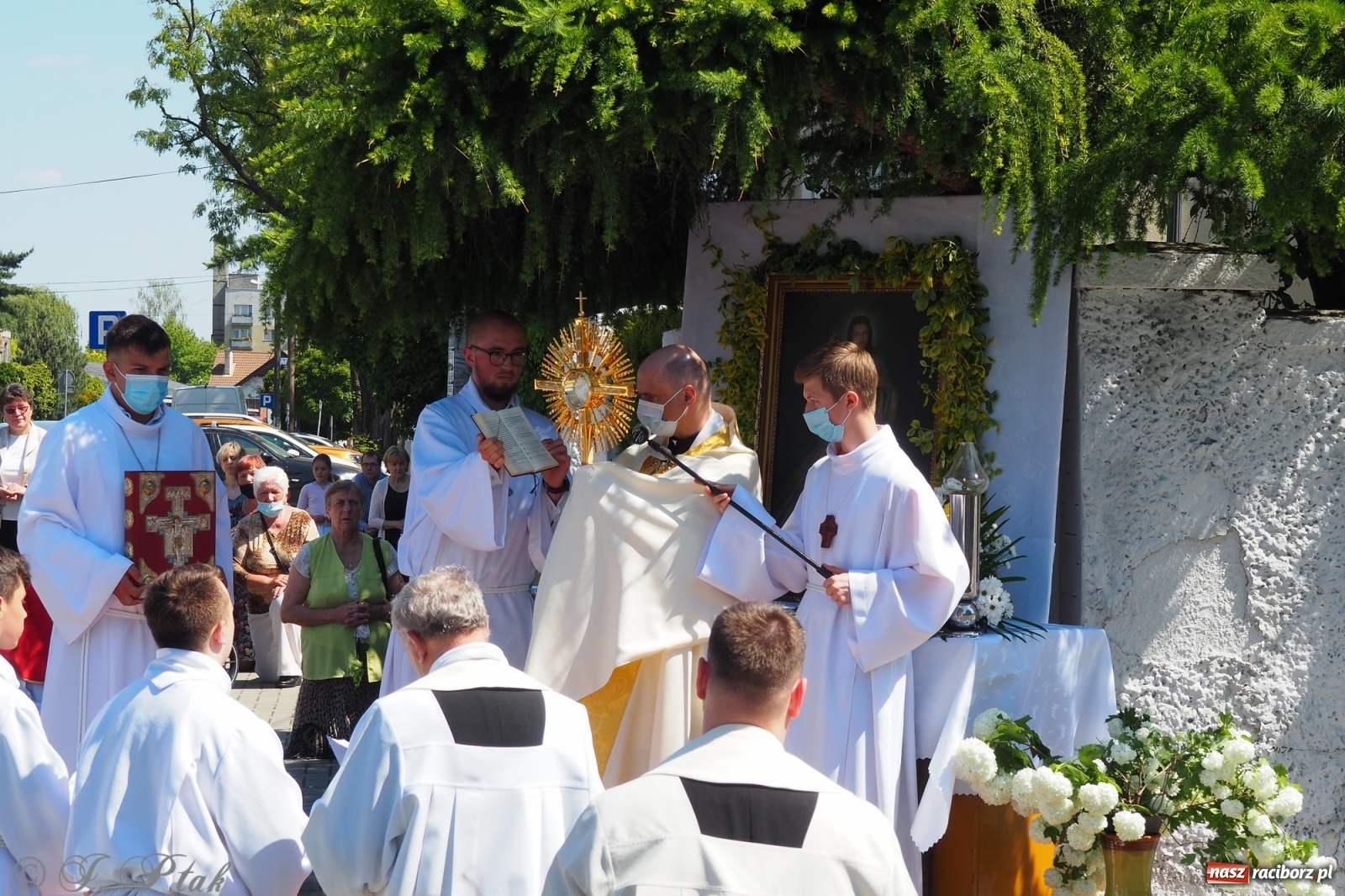 Zdjęcie w galerii na portalu naszraciborz.pl: Słoneczna trasa Bożego Ciała w parafii NSPJ w Raciborzu wiadomości z regionu