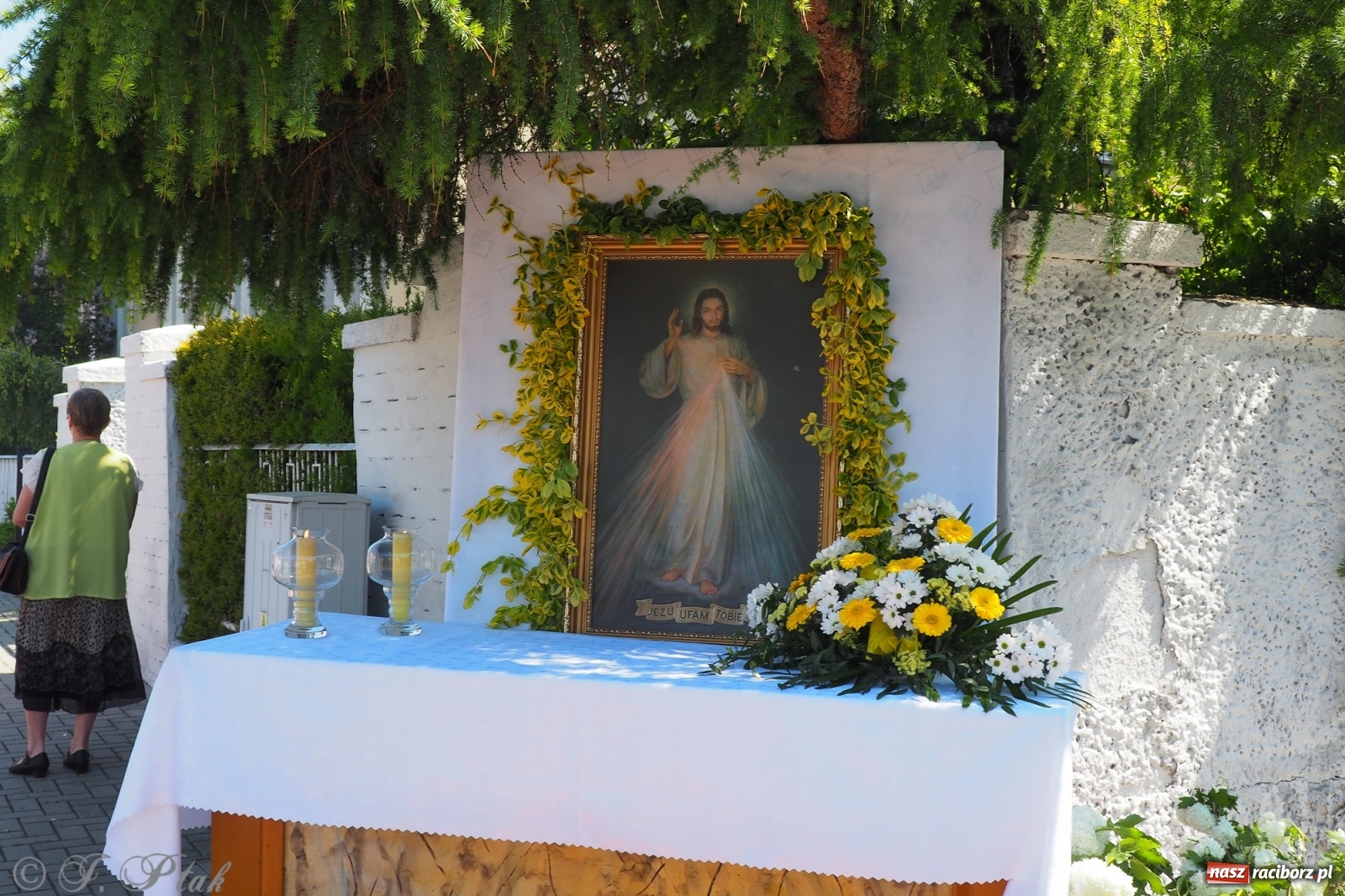 Zdjęcie w galerii na portalu naszraciborz.pl: Słoneczna trasa Bożego Ciała w parafii NSPJ w Raciborzu wiadomości z regionu
