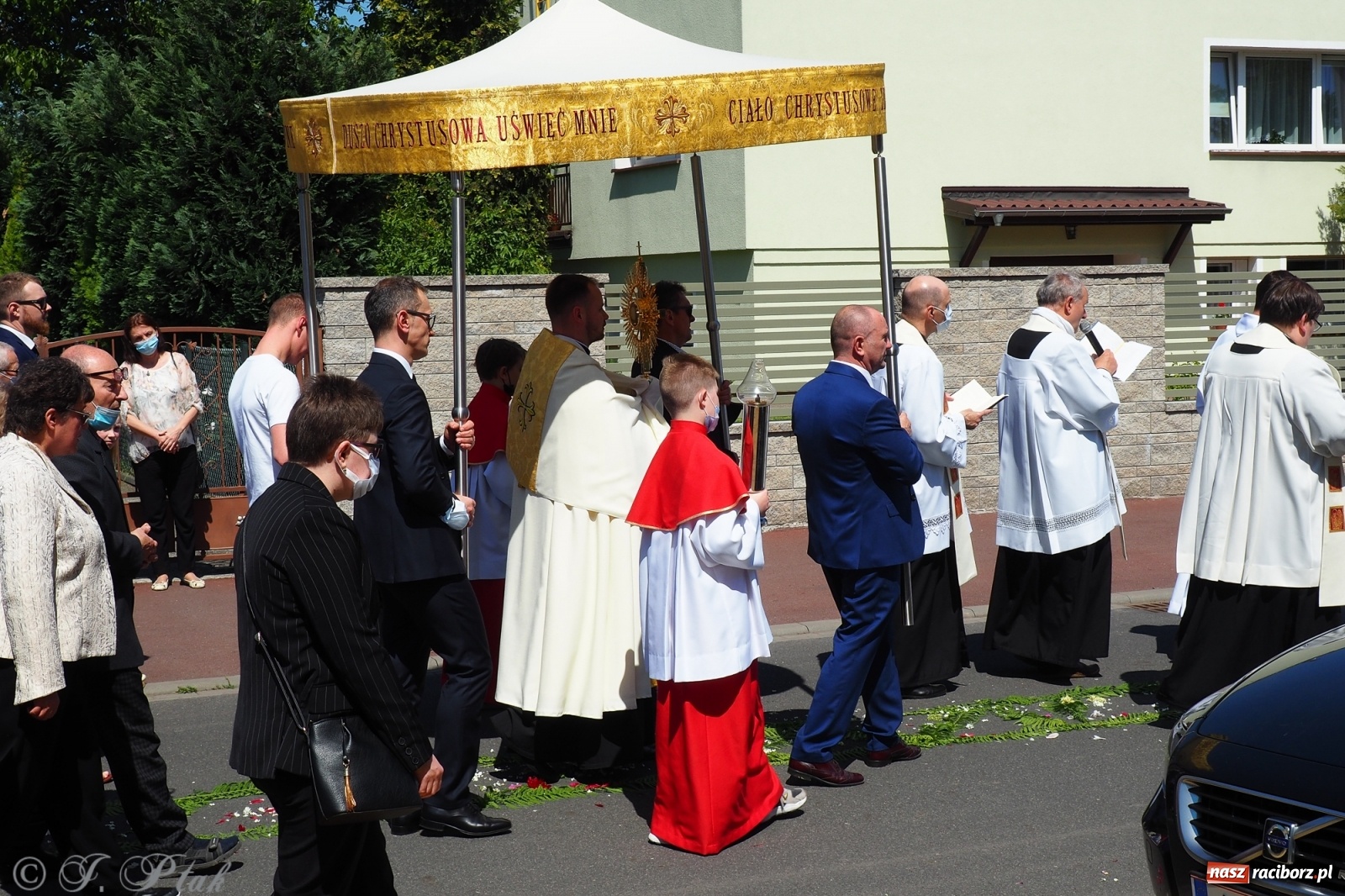 Zdjęcie w galerii na portalu naszraciborz.pl: Słoneczna trasa Bożego Ciała w parafii NSPJ w Raciborzu wiadomości z regionu