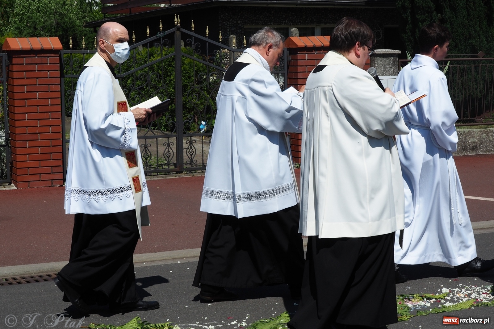 Zdjęcie w galerii na portalu naszraciborz.pl: Słoneczna trasa Bożego Ciała w parafii NSPJ w Raciborzu wiadomości z regionu
