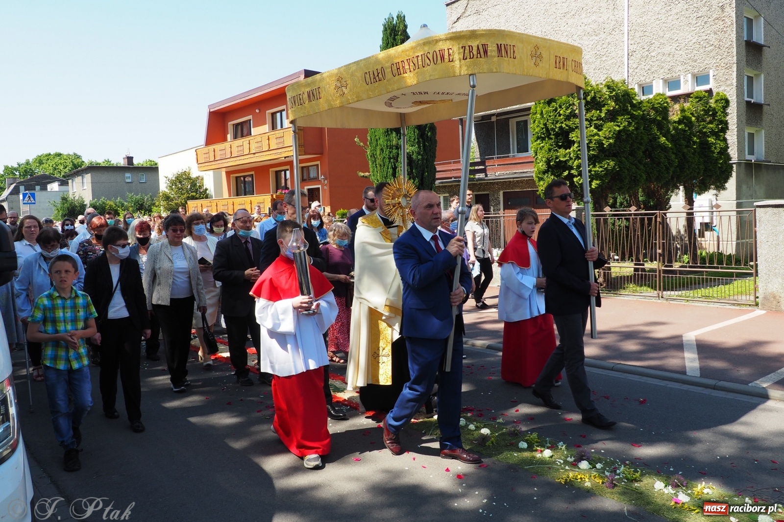Zdjęcie w galerii na portalu naszraciborz.pl: Słoneczna trasa Bożego Ciała w parafii NSPJ w Raciborzu wiadomości z regionu