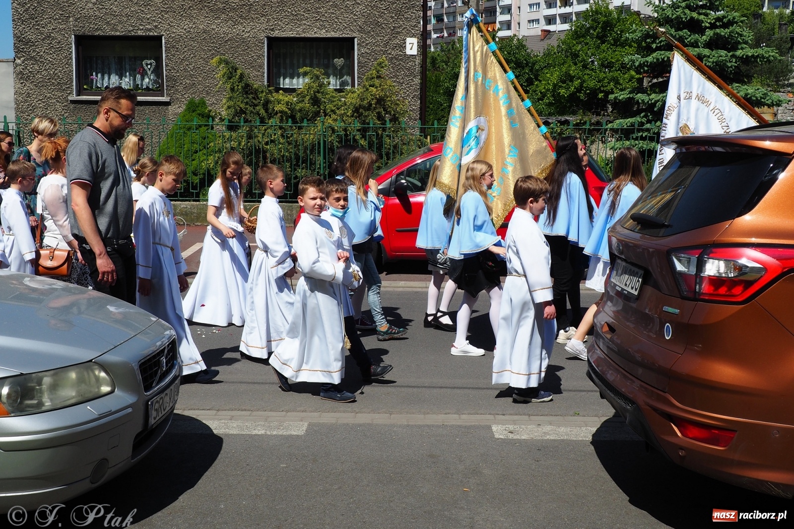 Zdjęcie w galerii na portalu naszraciborz.pl: Słoneczna trasa Bożego Ciała w parafii NSPJ w Raciborzu wiadomości z regionu