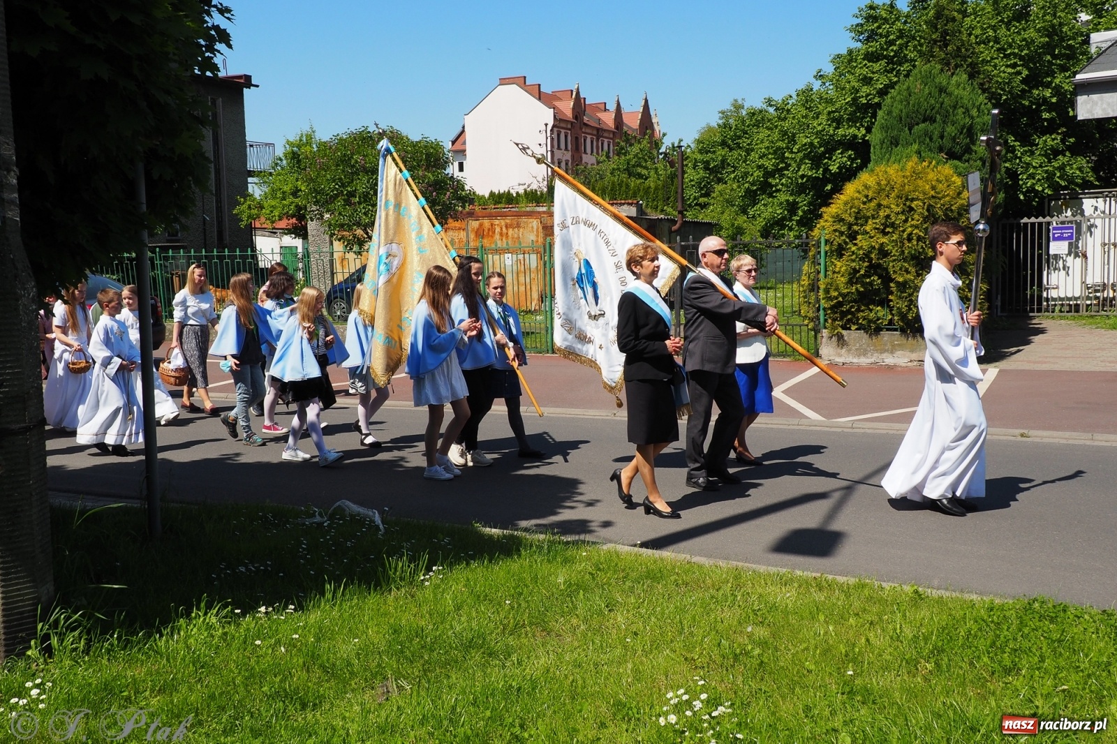 Zdjęcie w galerii na portalu naszraciborz.pl: Słoneczna trasa Bożego Ciała w parafii NSPJ w Raciborzu wiadomości z regionu