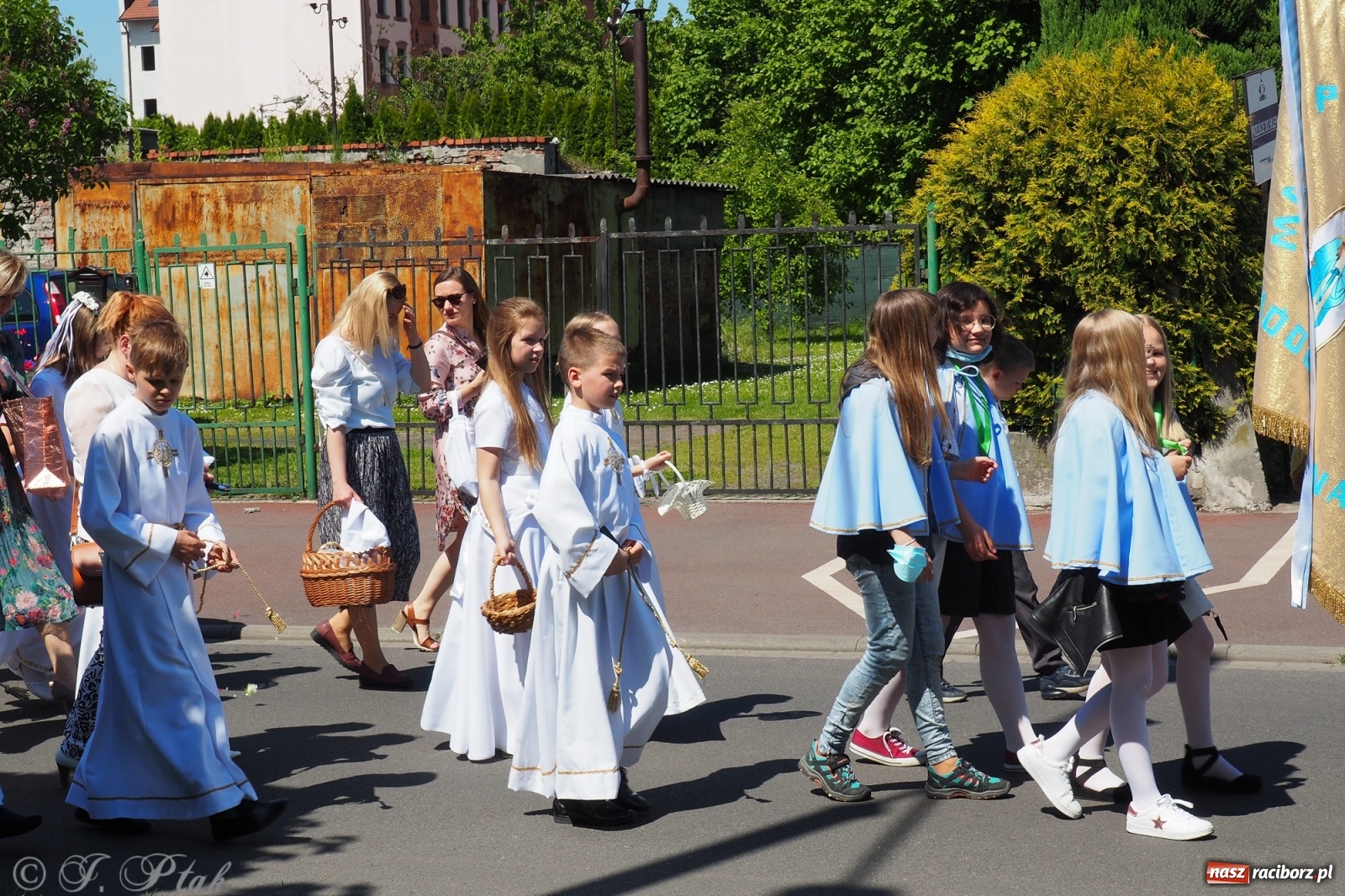 Zdjęcie w galerii na portalu naszraciborz.pl: Słoneczna trasa Bożego Ciała w parafii NSPJ w Raciborzu wiadomości z regionu