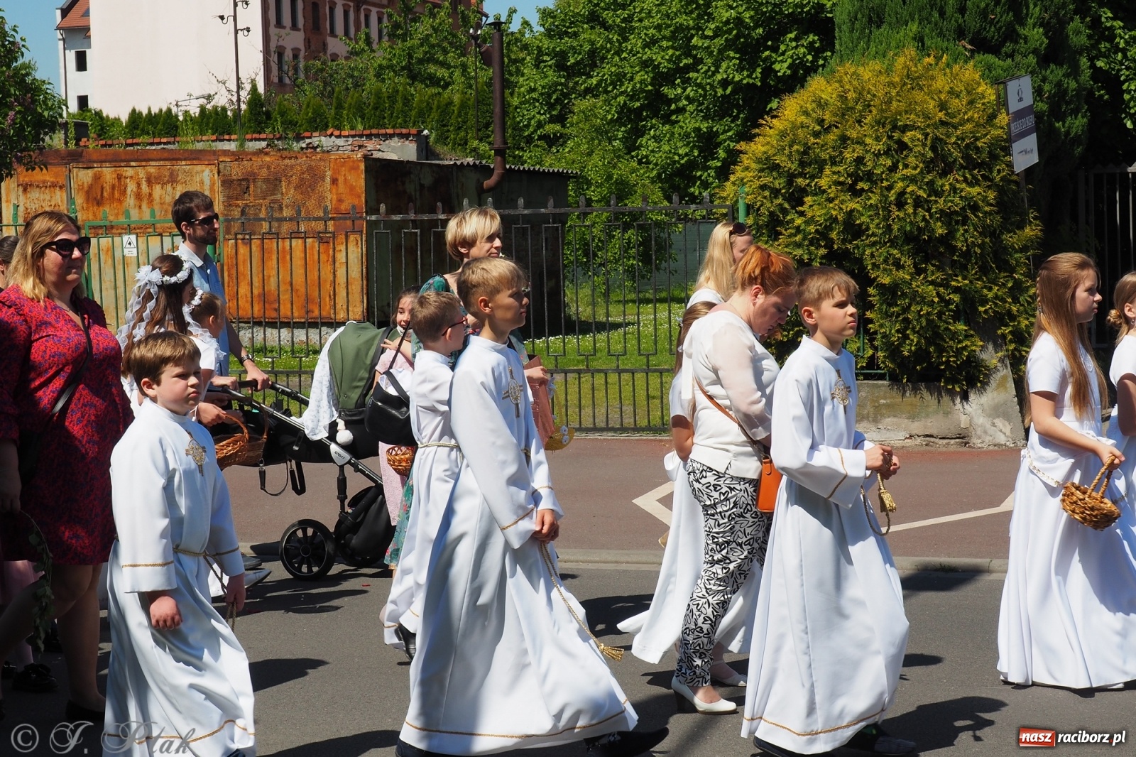Zdjęcie w galerii na portalu naszraciborz.pl: Słoneczna trasa Bożego Ciała w parafii NSPJ w Raciborzu wiadomości z regionu