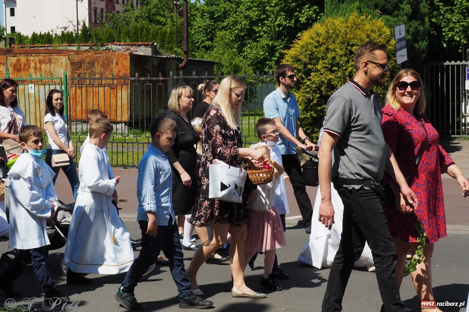 Zdjęcie w galerii na portalu naszraciborz.pl: Słoneczna trasa Bożego Ciała w parafii NSPJ w Raciborzu wiadomości z regionu