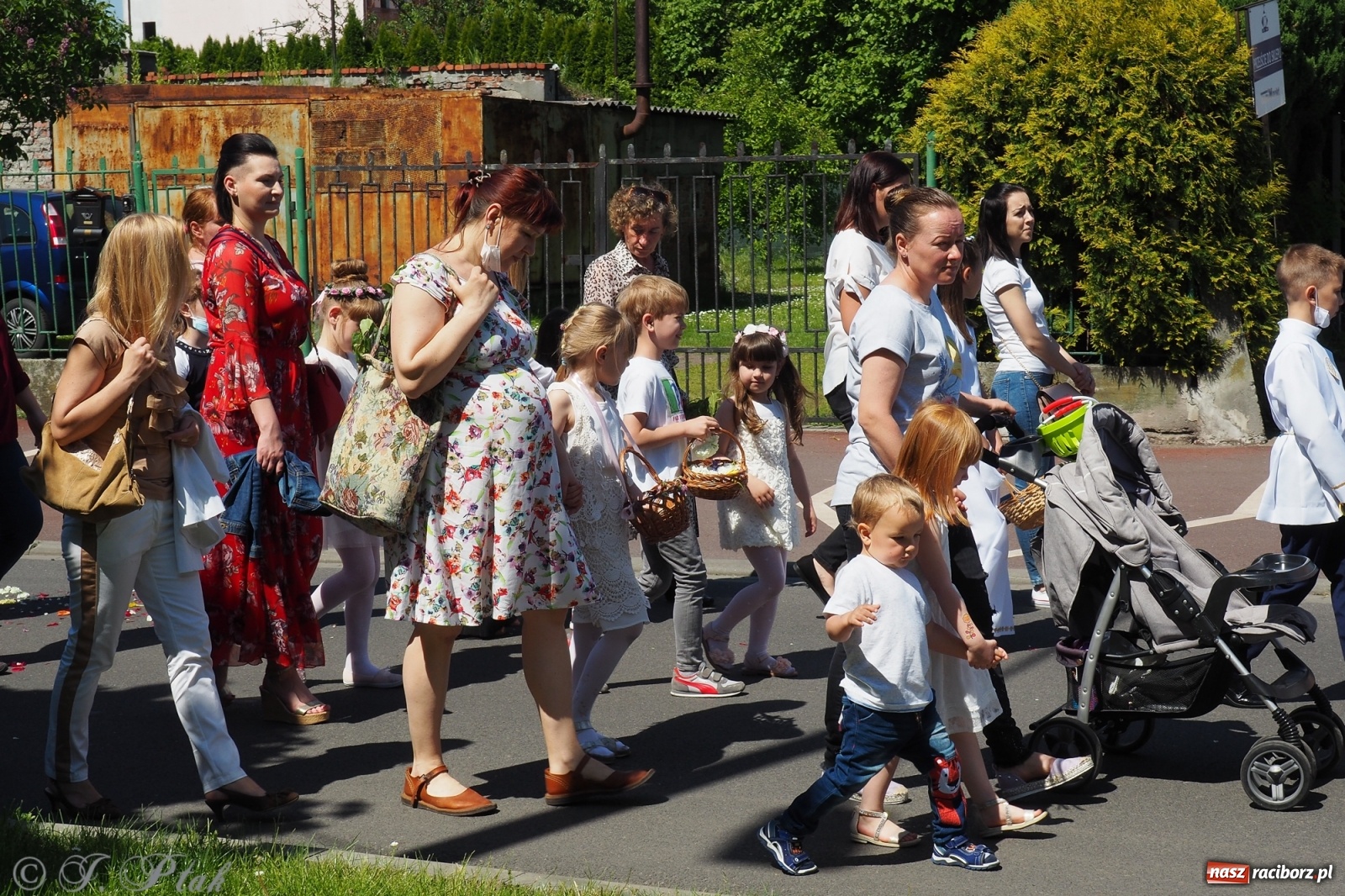 Zdjęcie w galerii na portalu naszraciborz.pl: Słoneczna trasa Bożego Ciała w parafii NSPJ w Raciborzu wiadomości z regionu