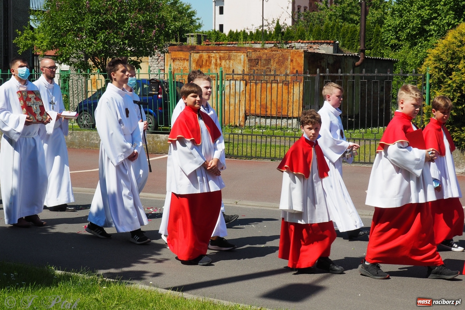 Zdjęcie w galerii na portalu naszraciborz.pl: Słoneczna trasa Bożego Ciała w parafii NSPJ w Raciborzu wiadomości z regionu