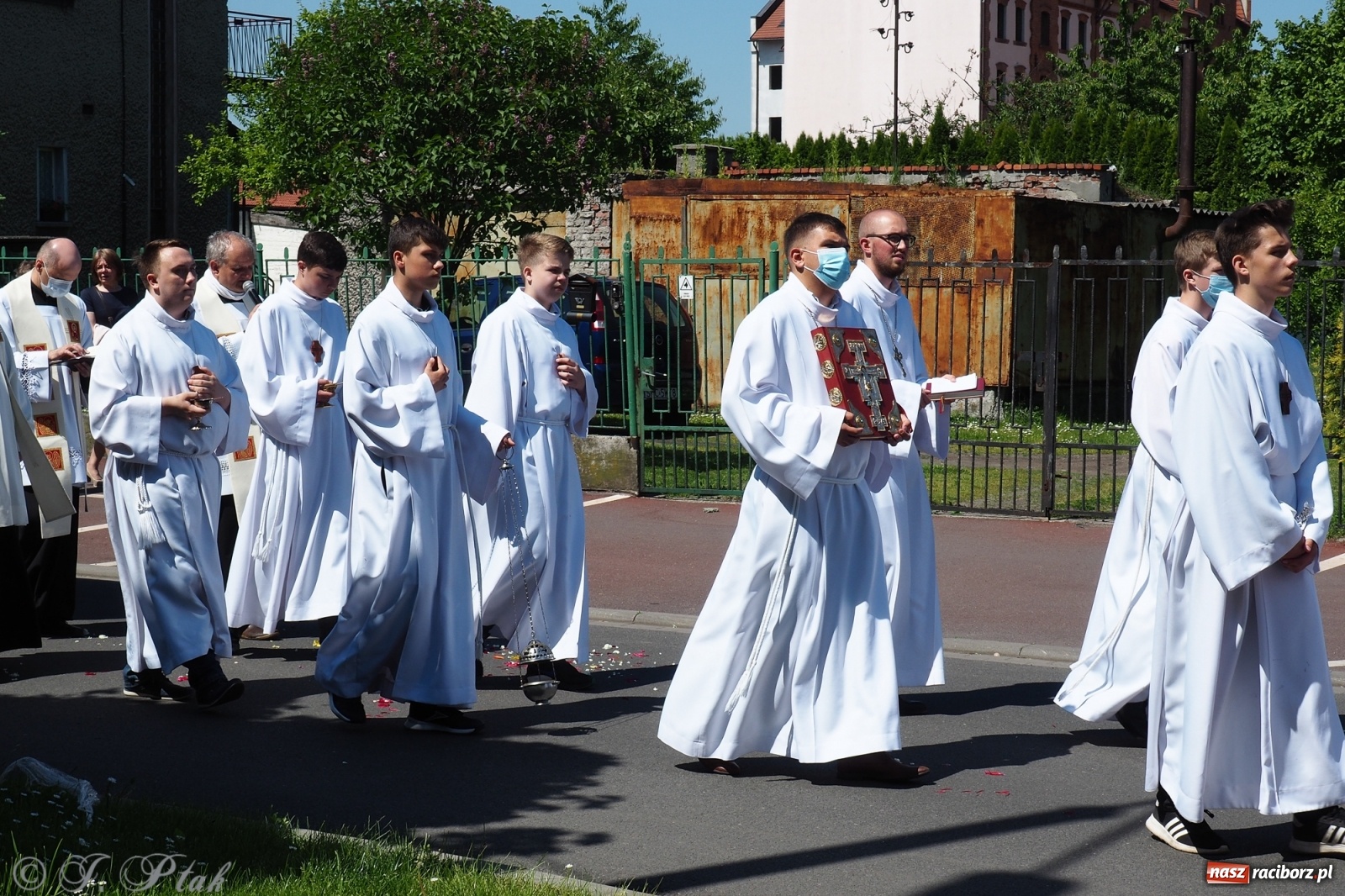 Zdjęcie w galerii na portalu naszraciborz.pl: Słoneczna trasa Bożego Ciała w parafii NSPJ w Raciborzu wiadomości z regionu
