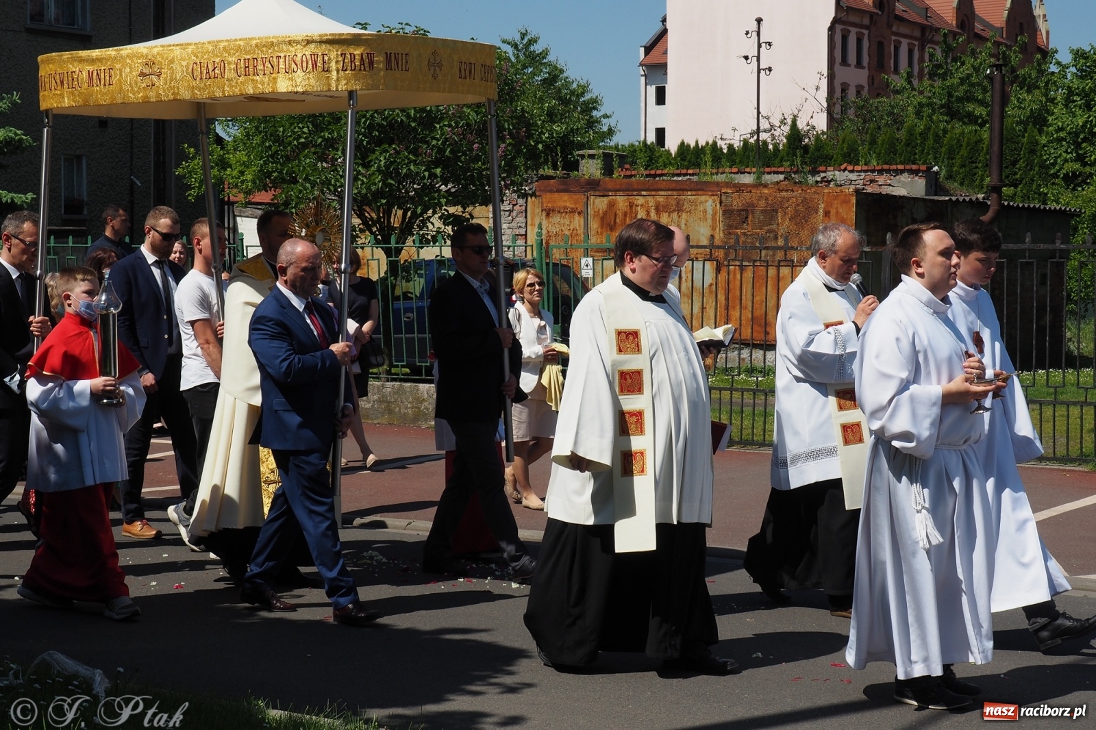 Zdjęcie w galerii na portalu naszraciborz.pl: Słoneczna trasa Bożego Ciała w parafii NSPJ w Raciborzu wiadomości z regionu