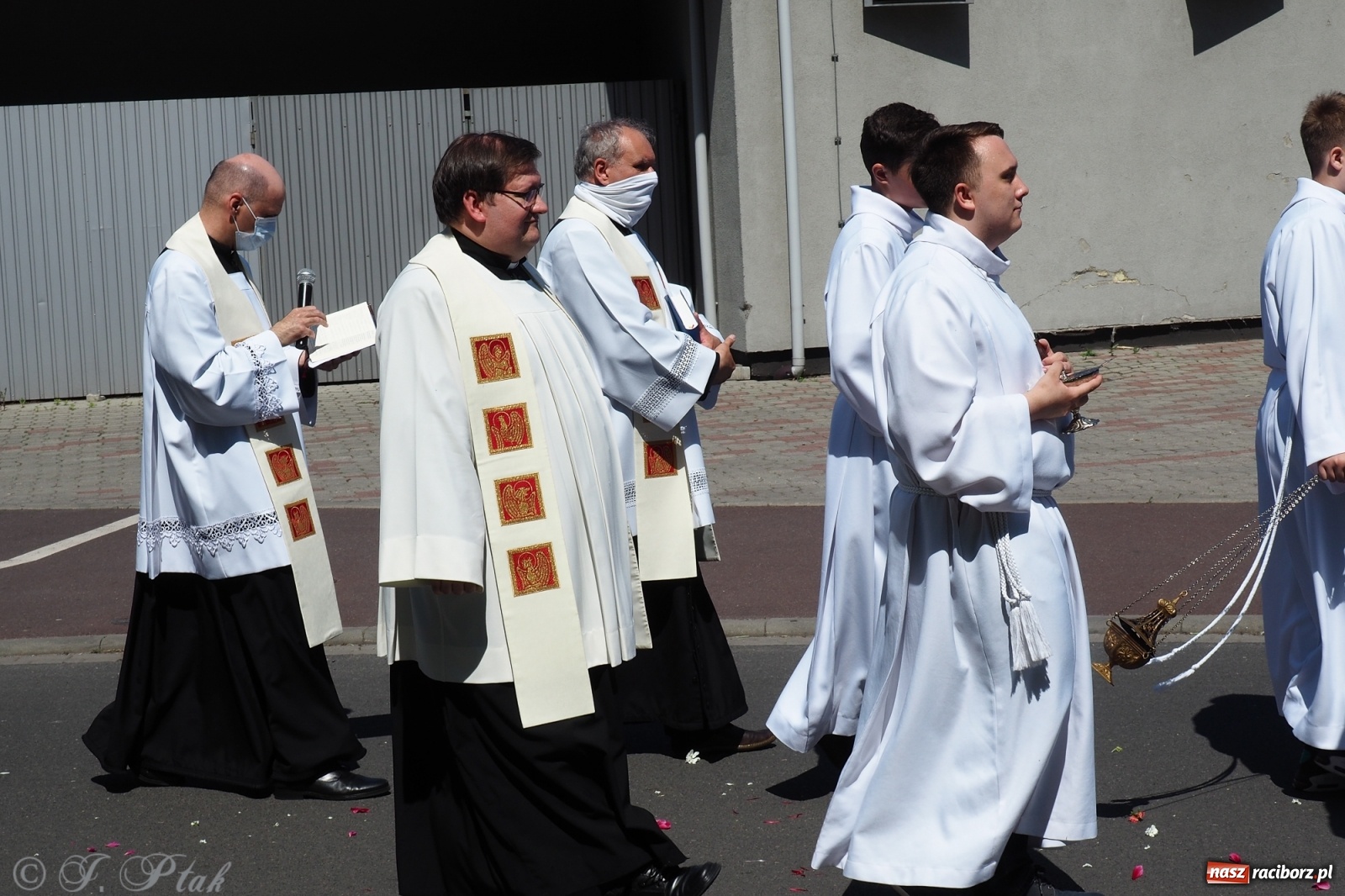 Zdjęcie w galerii na portalu naszraciborz.pl: Słoneczna trasa Bożego Ciała w parafii NSPJ w Raciborzu wiadomości z regionu