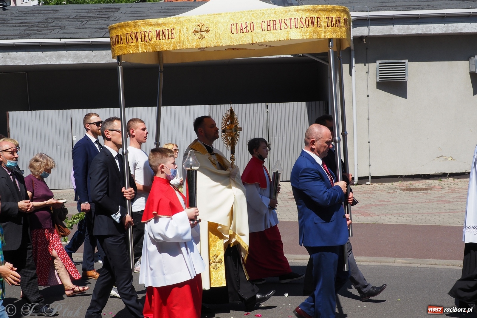Zdjęcie w galerii na portalu naszraciborz.pl: Słoneczna trasa Bożego Ciała w parafii NSPJ w Raciborzu wiadomości z regionu