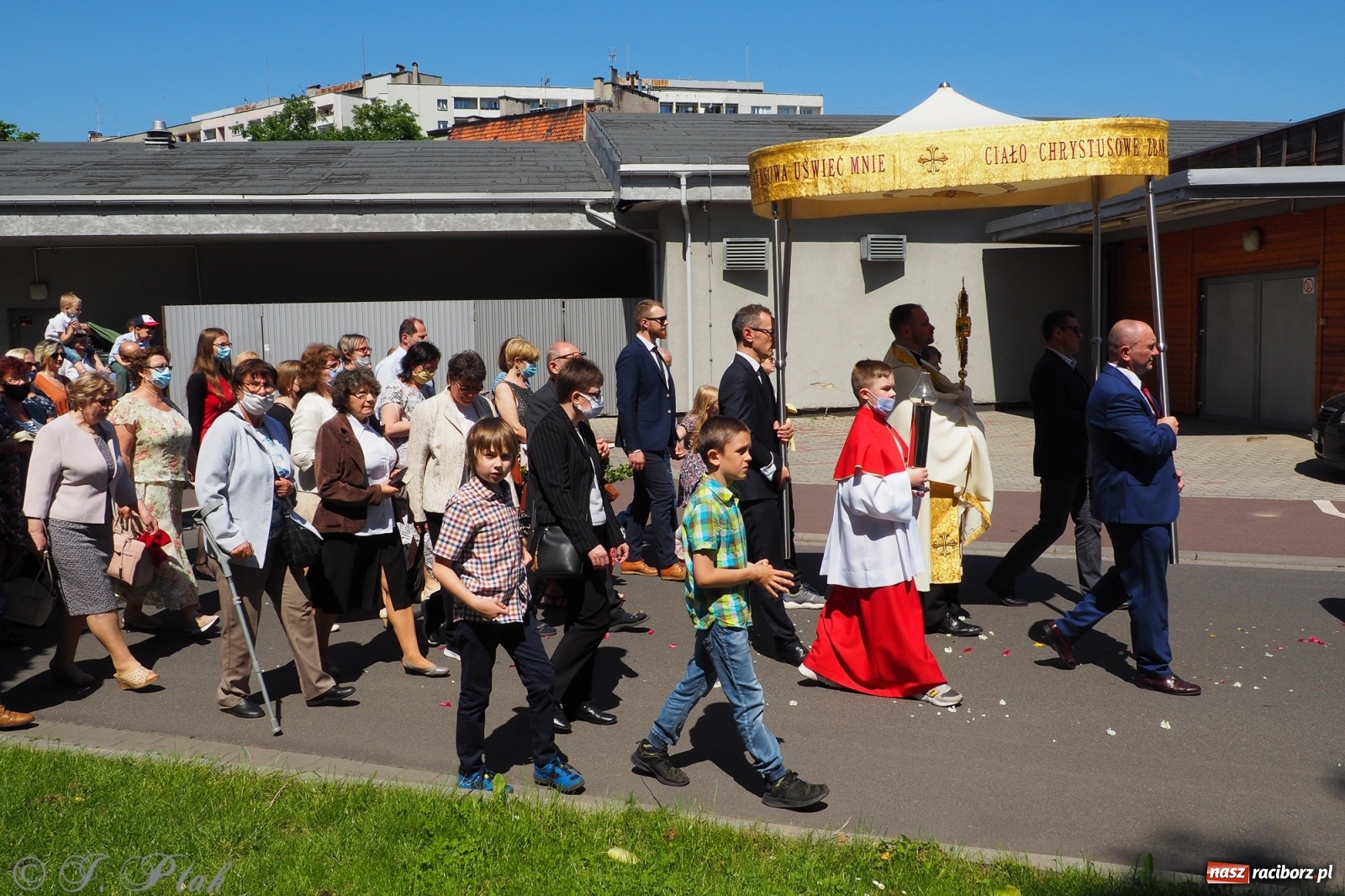 Zdjęcie w galerii na portalu naszraciborz.pl: Słoneczna trasa Bożego Ciała w parafii NSPJ w Raciborzu wiadomości z regionu
