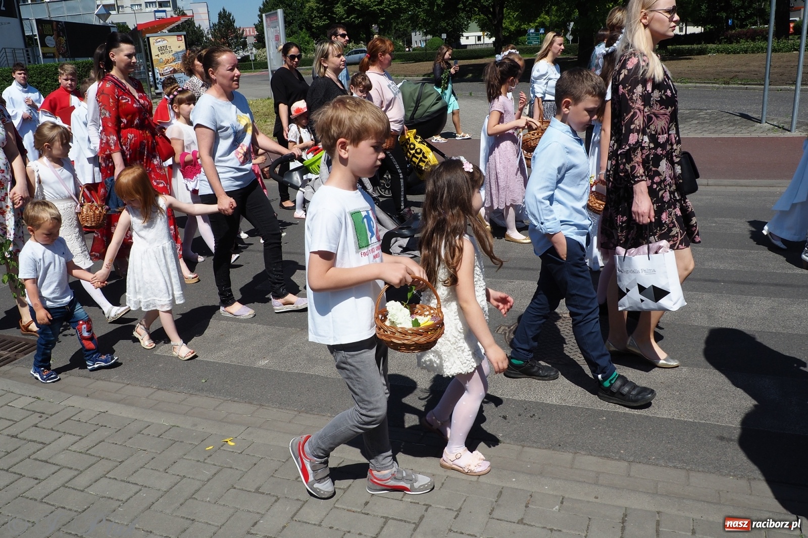 Zdjęcie w galerii na portalu naszraciborz.pl: Słoneczna trasa Bożego Ciała w parafii NSPJ w Raciborzu wiadomości z regionu
