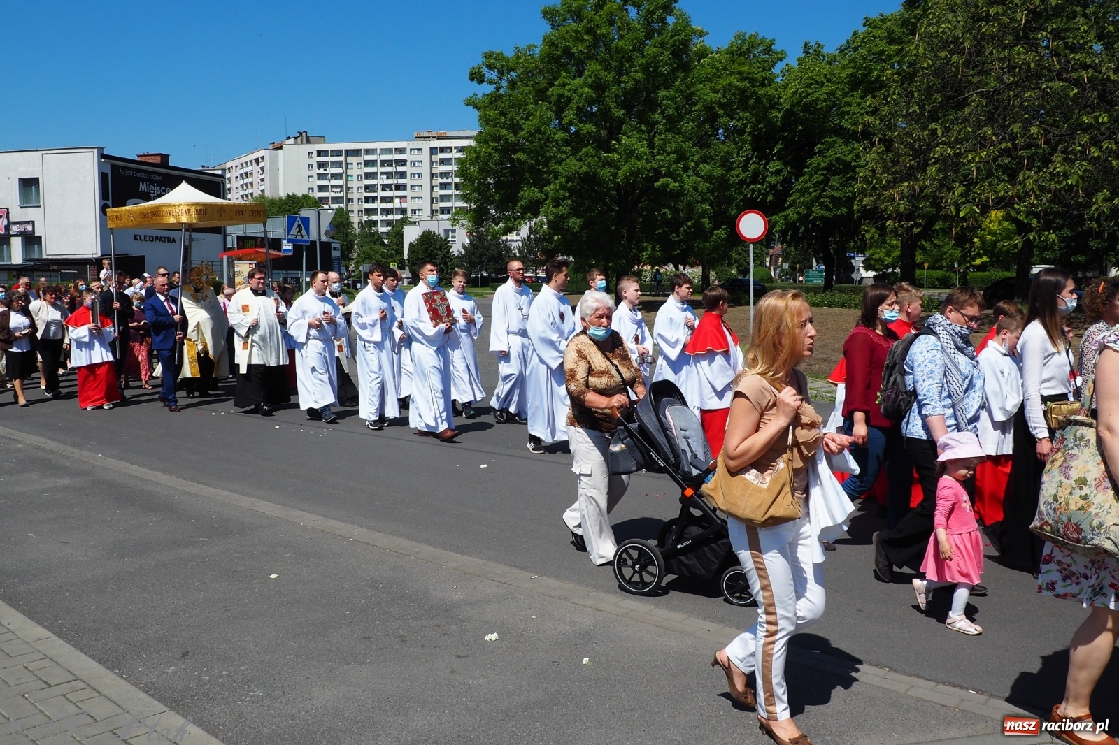 Zdjęcie w galerii na portalu naszraciborz.pl: Słoneczna trasa Bożego Ciała w parafii NSPJ w Raciborzu wiadomości z regionu