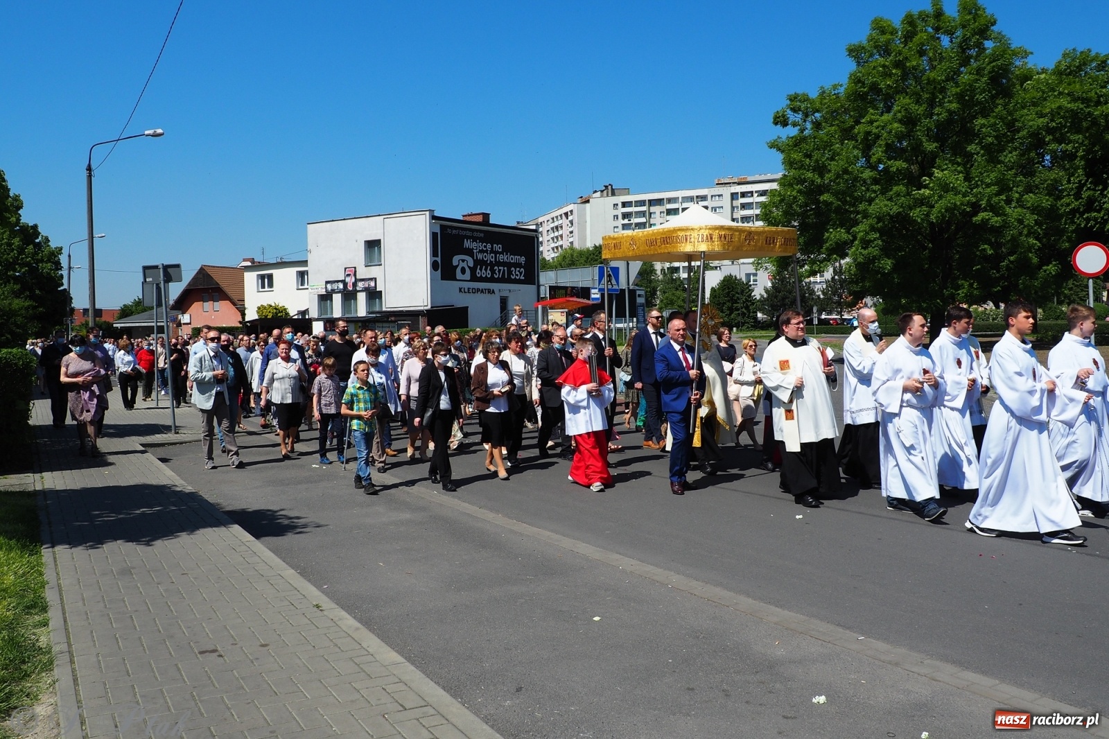Zdjęcie w galerii na portalu naszraciborz.pl: Słoneczna trasa Bożego Ciała w parafii NSPJ w Raciborzu wiadomości z regionu