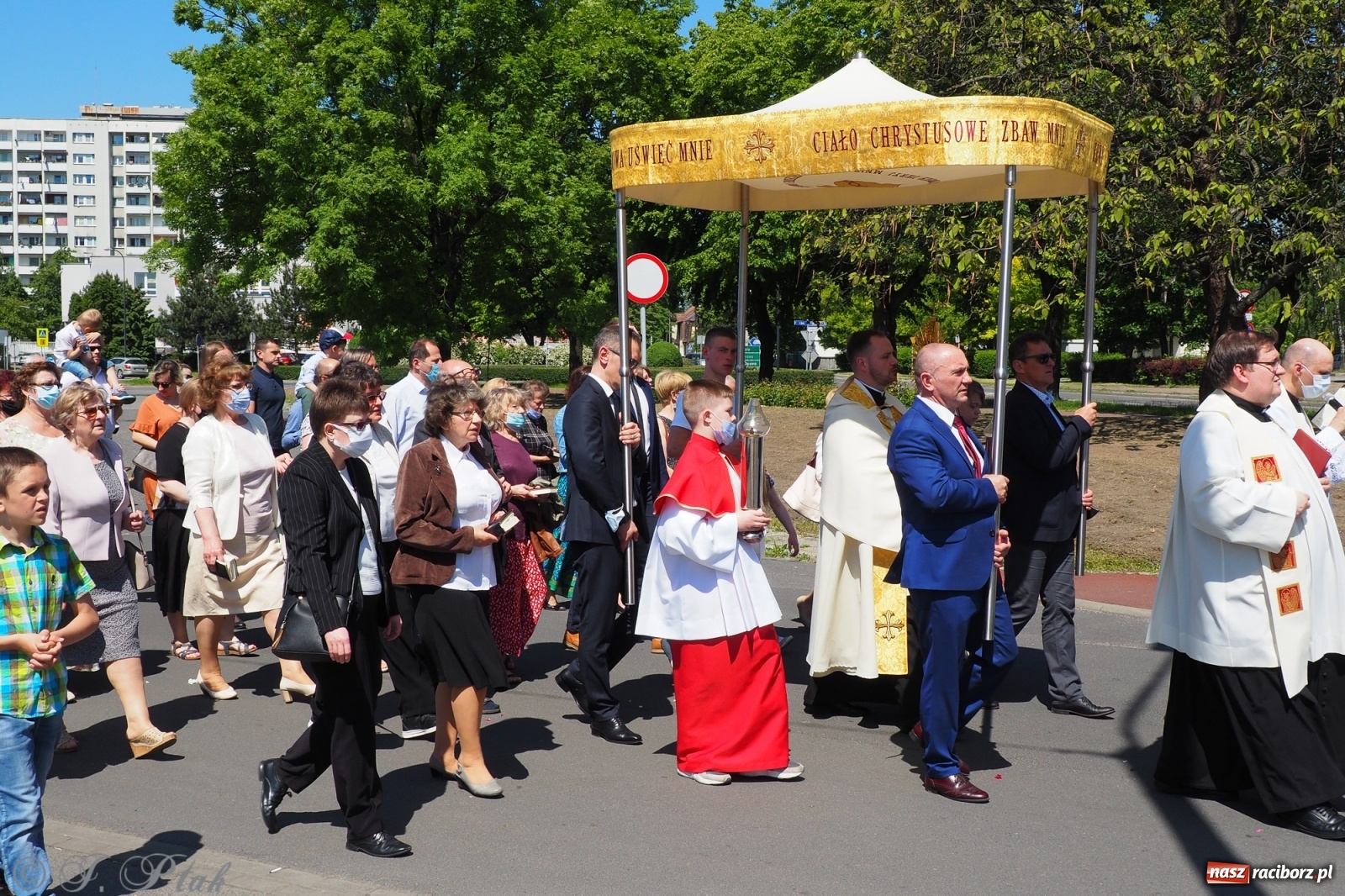 Zdjęcie w galerii na portalu naszraciborz.pl: Słoneczna trasa Bożego Ciała w parafii NSPJ w Raciborzu wiadomości z regionu