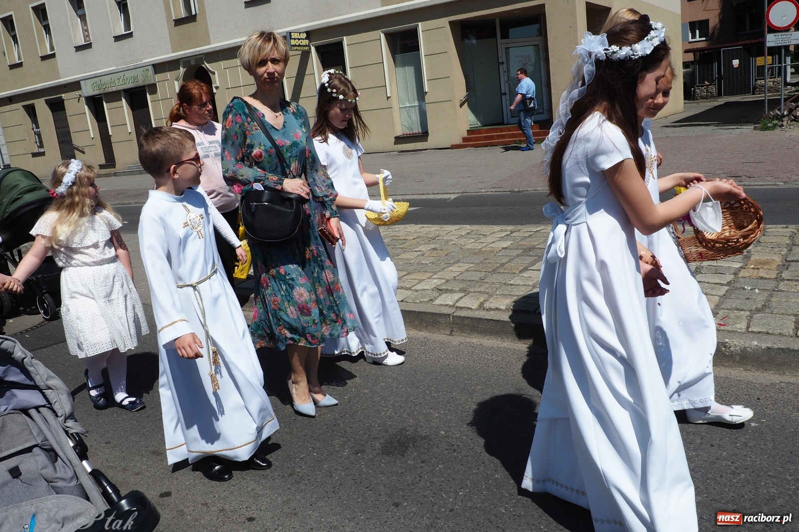 Zdjęcie w galerii na portalu naszraciborz.pl: Słoneczna trasa Bożego Ciała w parafii NSPJ w Raciborzu wiadomości z regionu