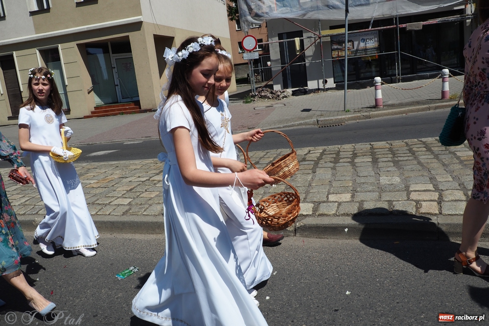 Zdjęcie w galerii na portalu naszraciborz.pl: Słoneczna trasa Bożego Ciała w parafii NSPJ w Raciborzu wiadomości z regionu