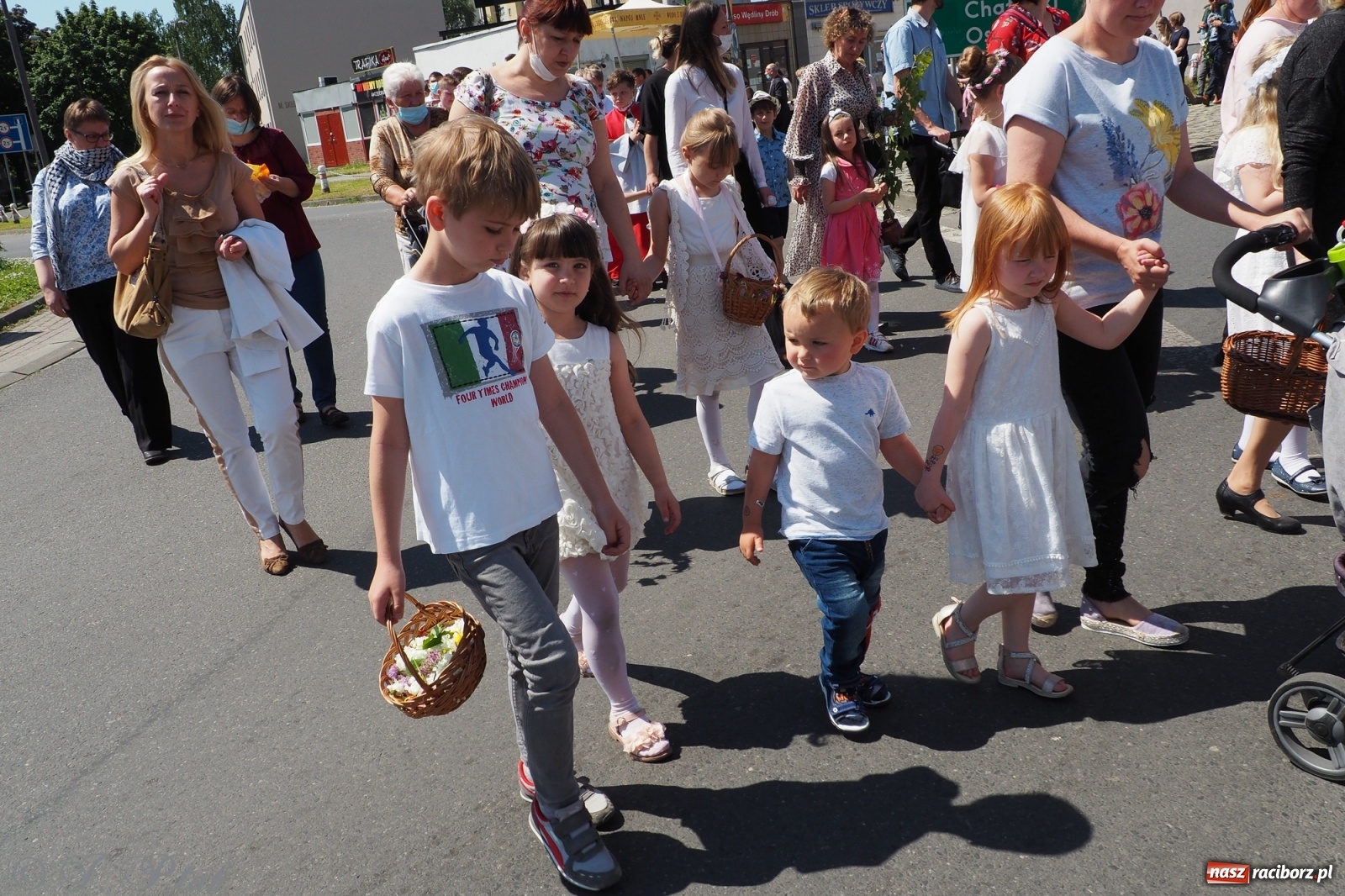 Zdjęcie w galerii na portalu naszraciborz.pl: Słoneczna trasa Bożego Ciała w parafii NSPJ w Raciborzu wiadomości z regionu